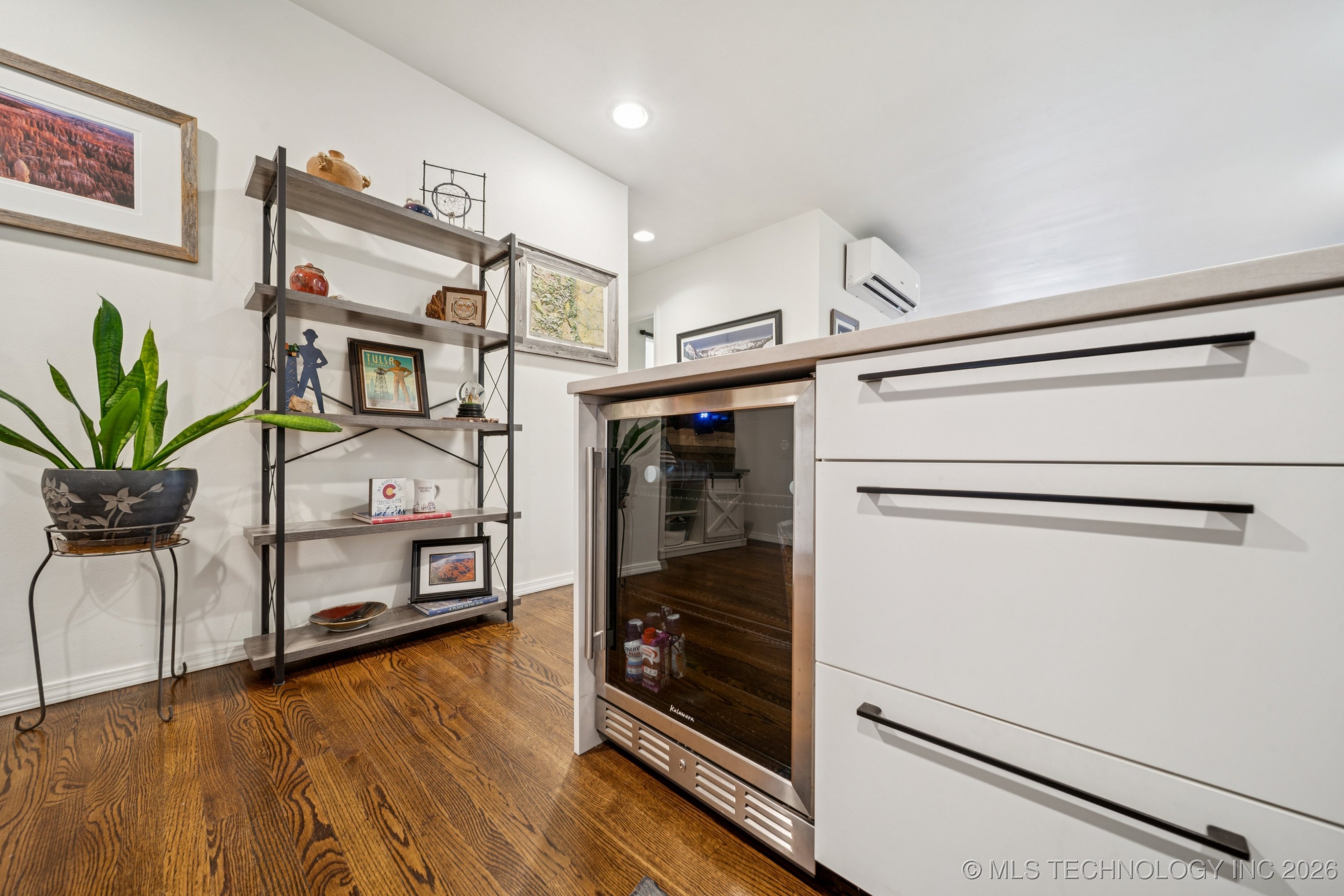 1107 E 45th Place 15 Property Photo 11