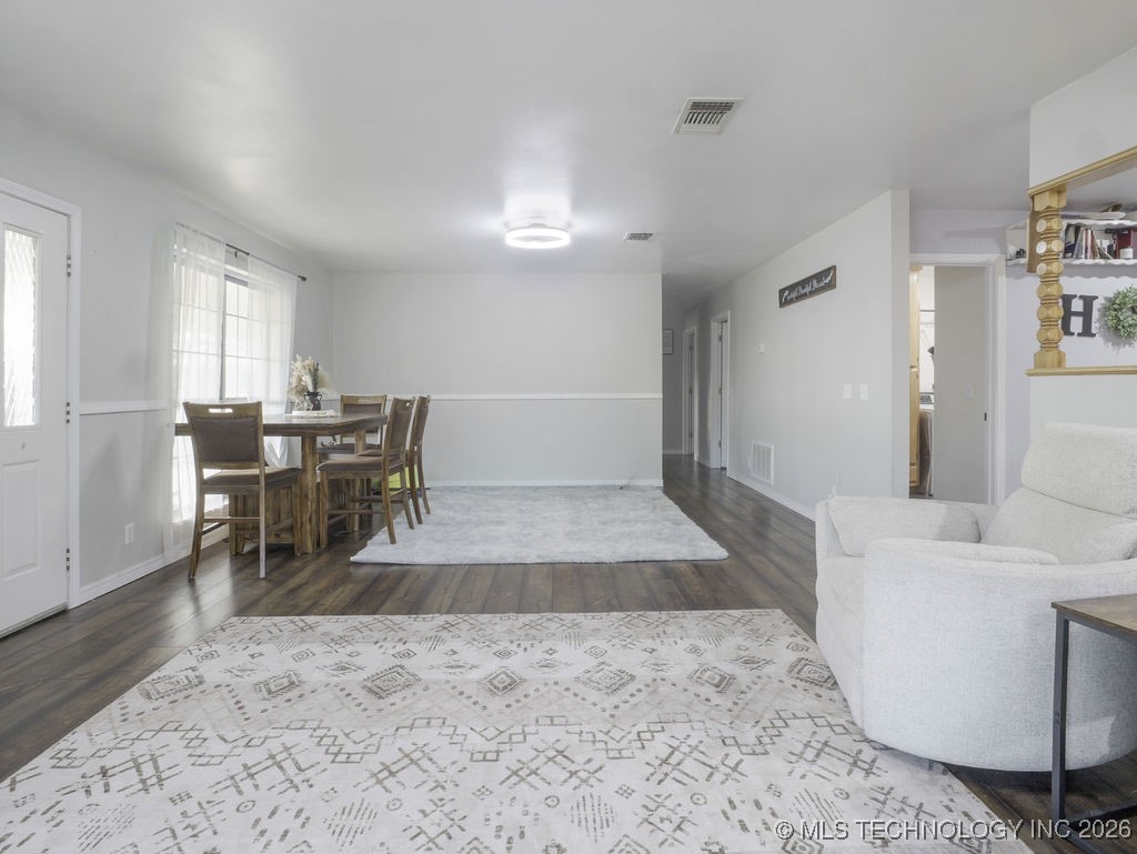 5133 S Crestview Property Photo 5