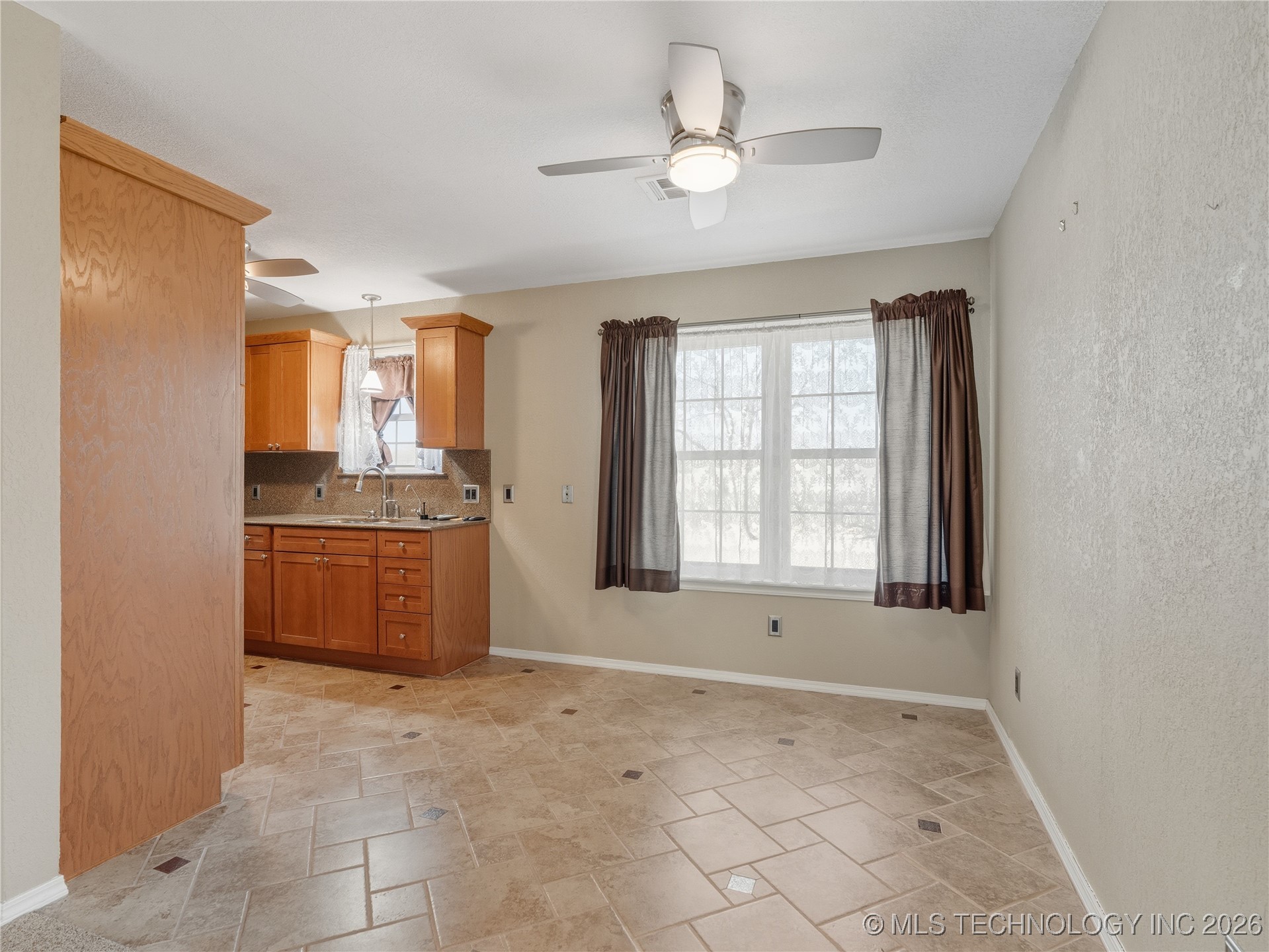 1447 S Lowry Property Photo 14