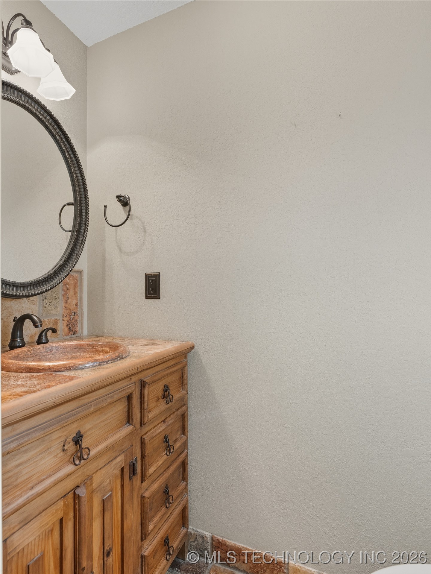 1447 S Lowry Property Photo 23