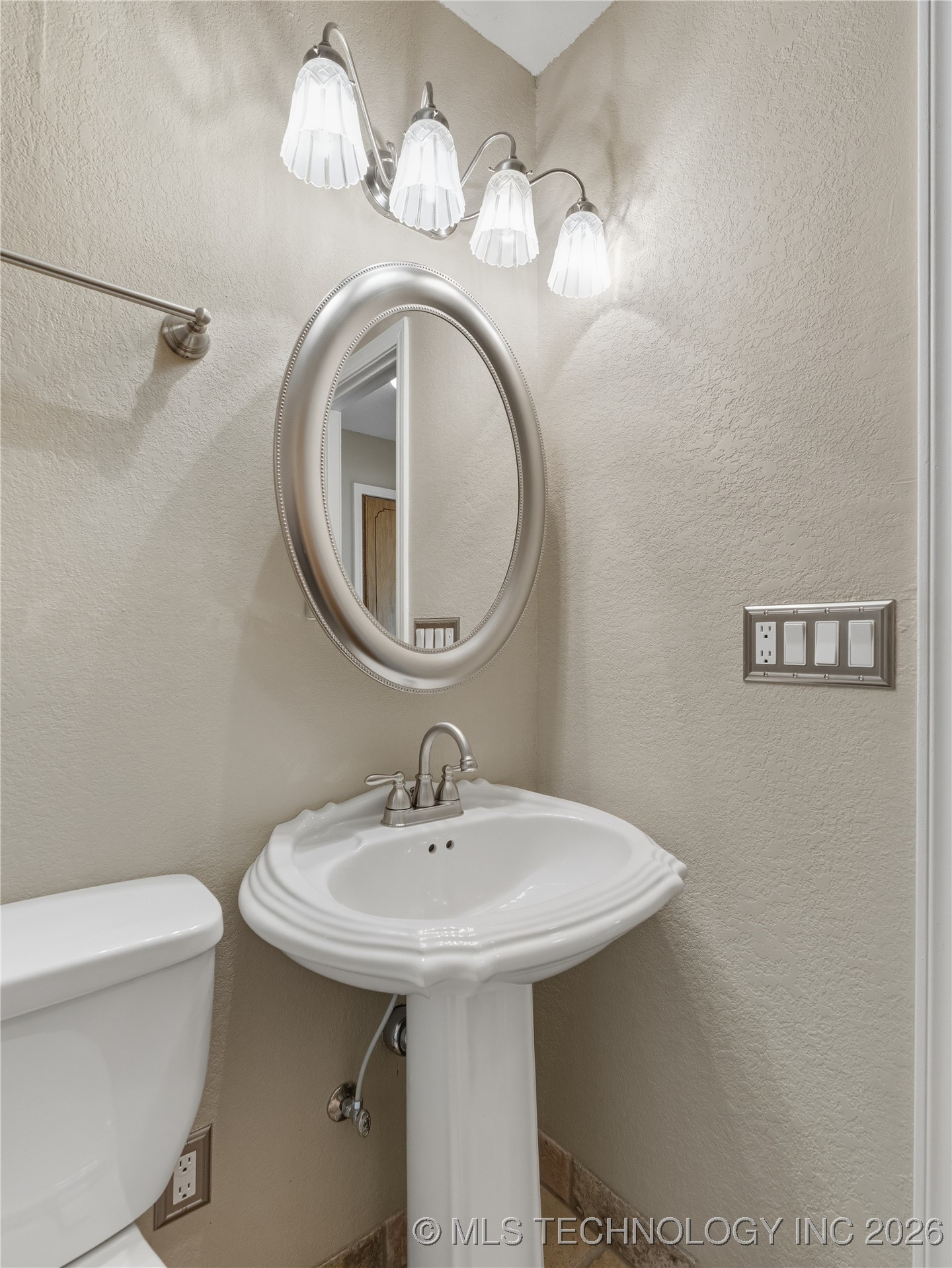 1447 S Lowry Property Photo 28