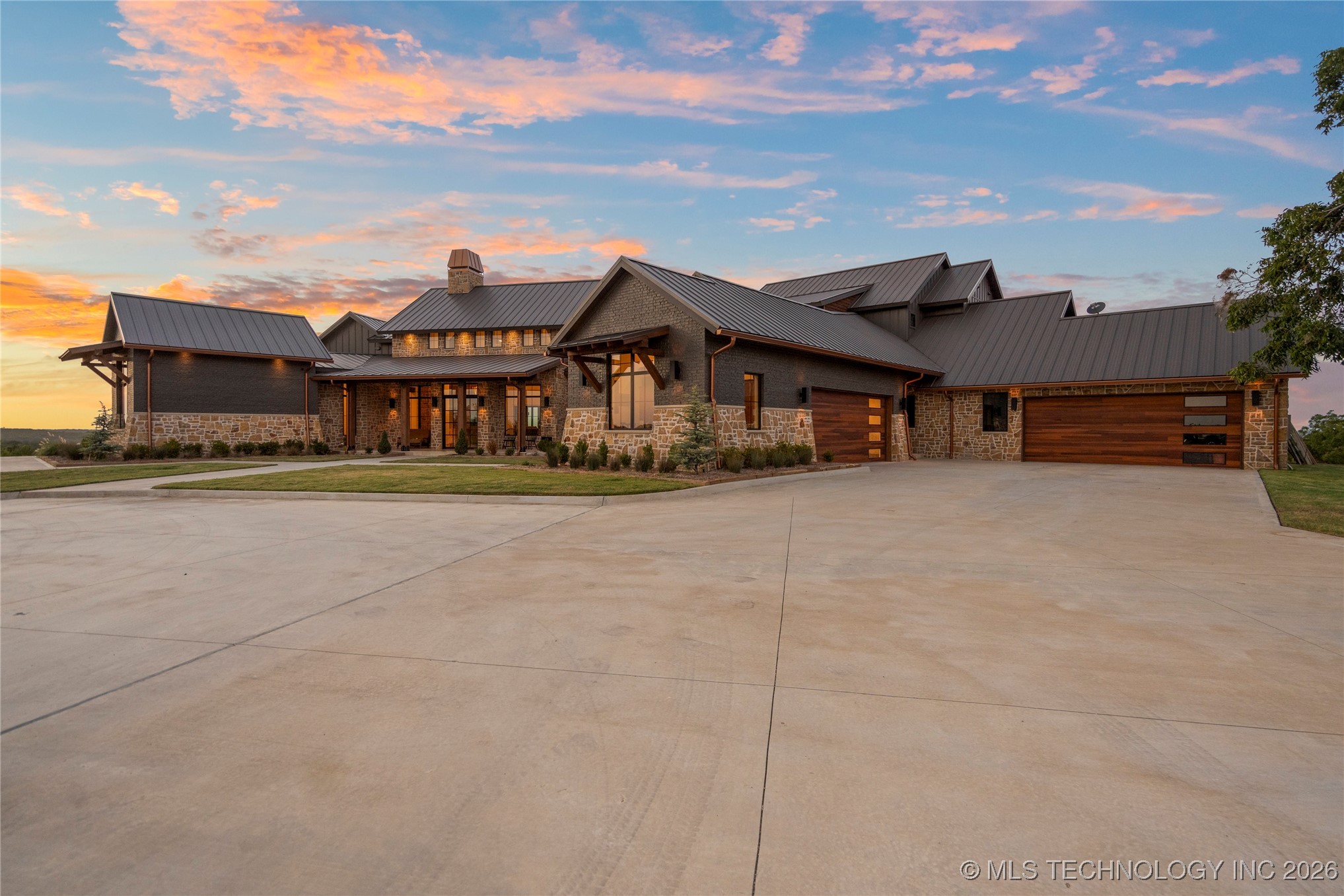 19001 W 41st Street Property Photo 11