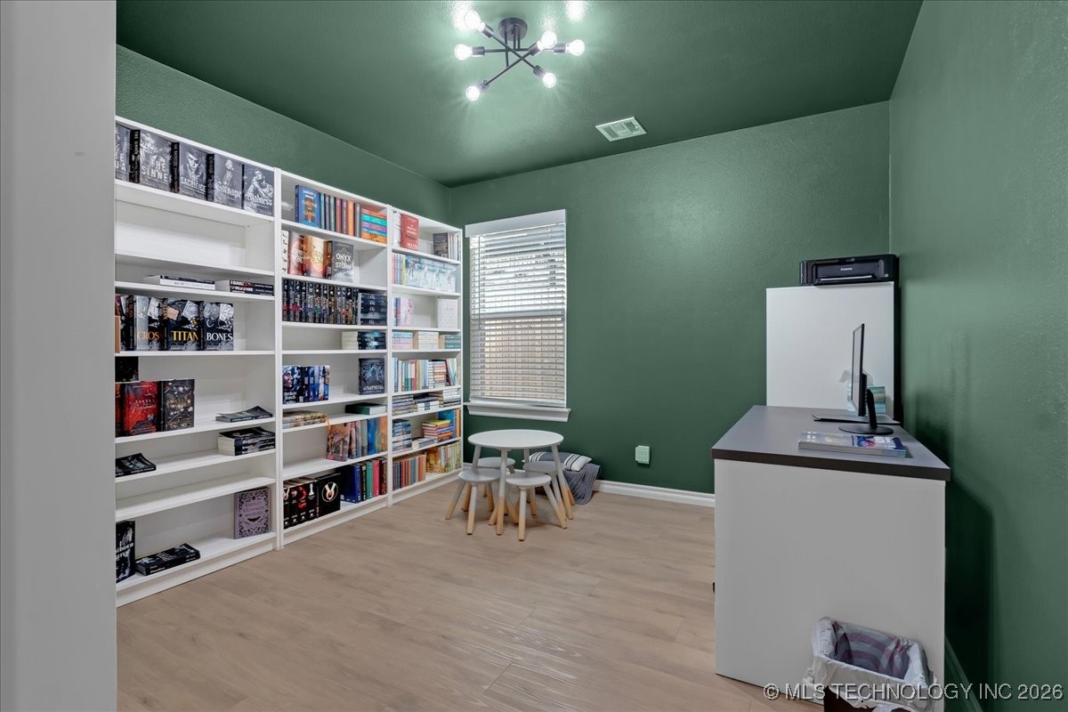 4623 S Chestnut Avenue Property Photo 10