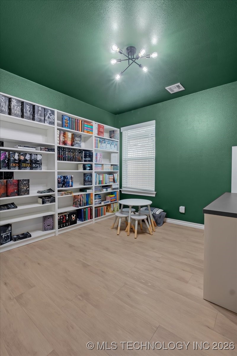 4623 S Chestnut Avenue Property Photo 11