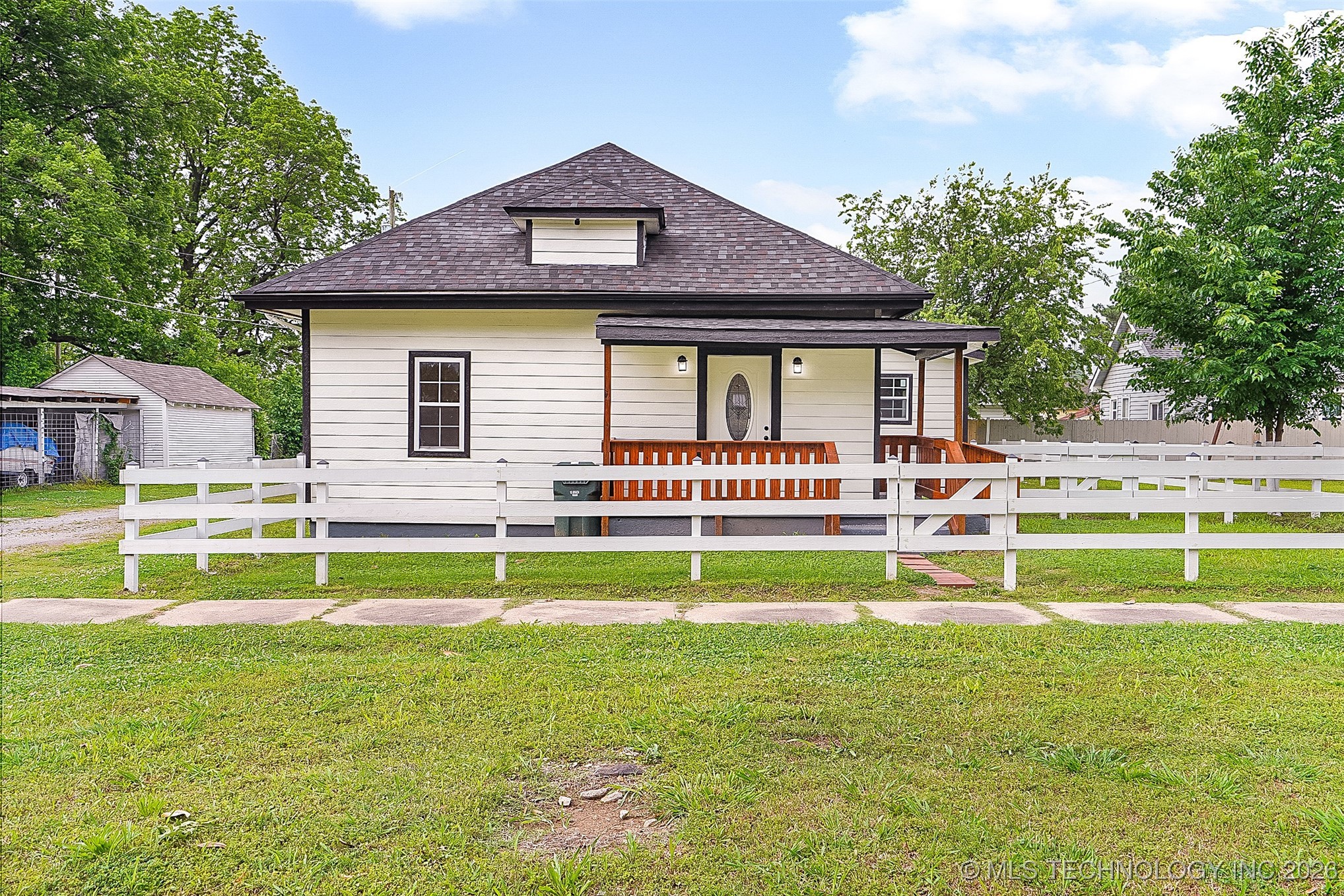 1207 E Broadway Street Property Photo 1