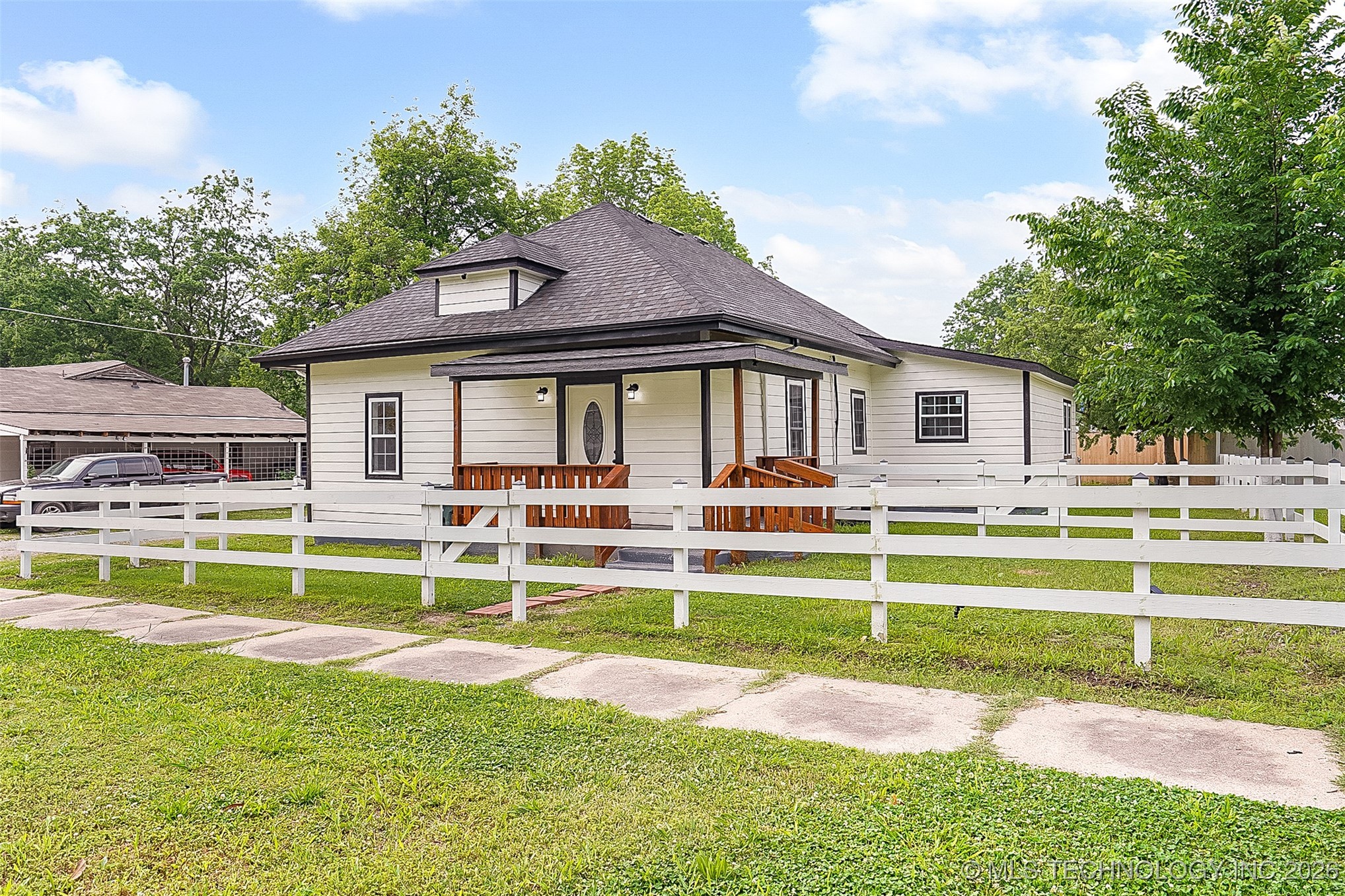 1207 E Broadway Street Property Photo 2