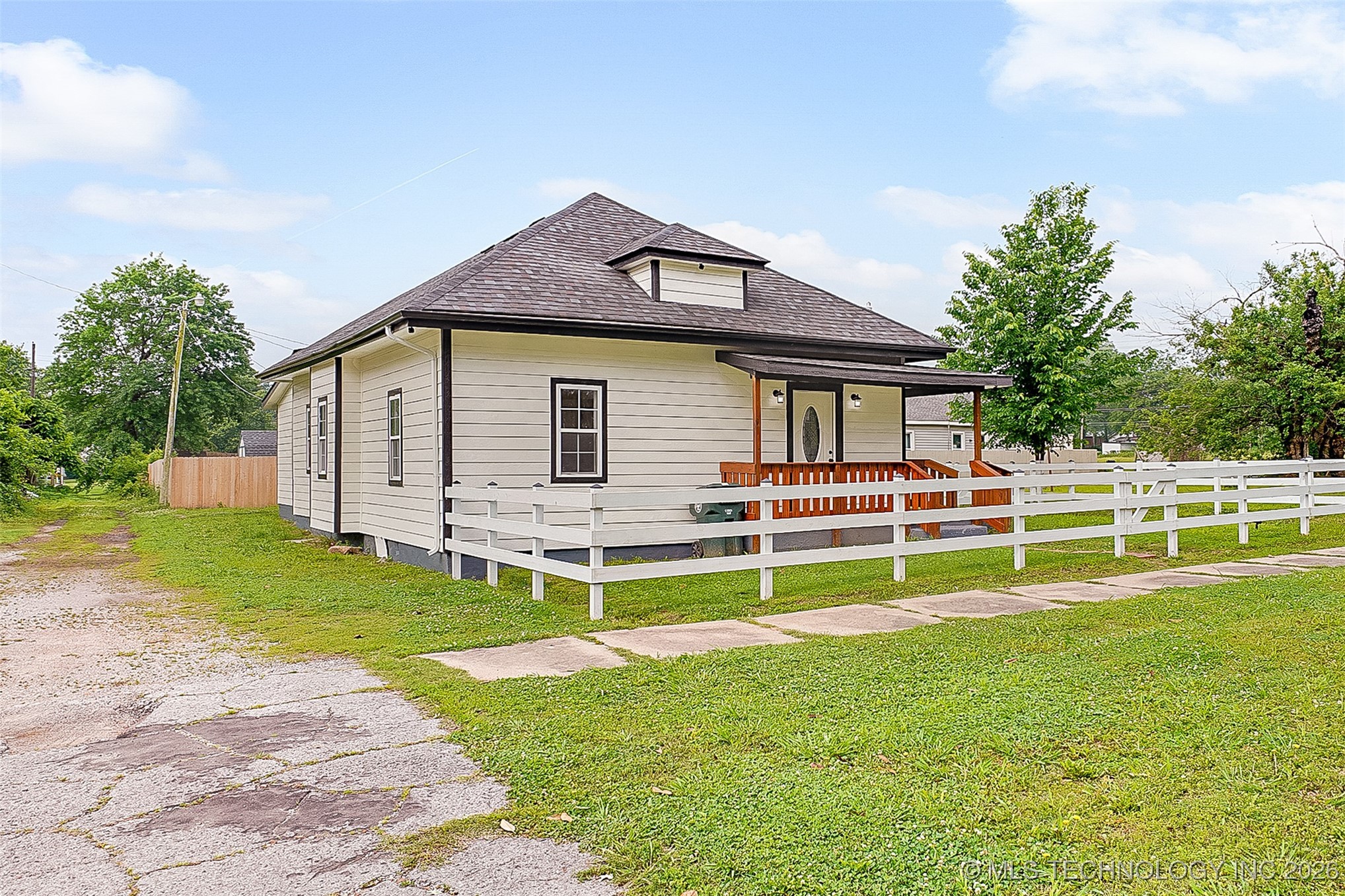 1207 E Broadway Street Property Photo 3