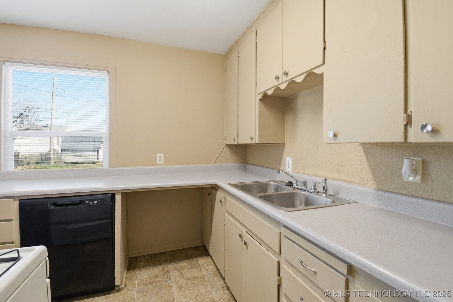 729 N 72nd East Avenue Property Photo 10