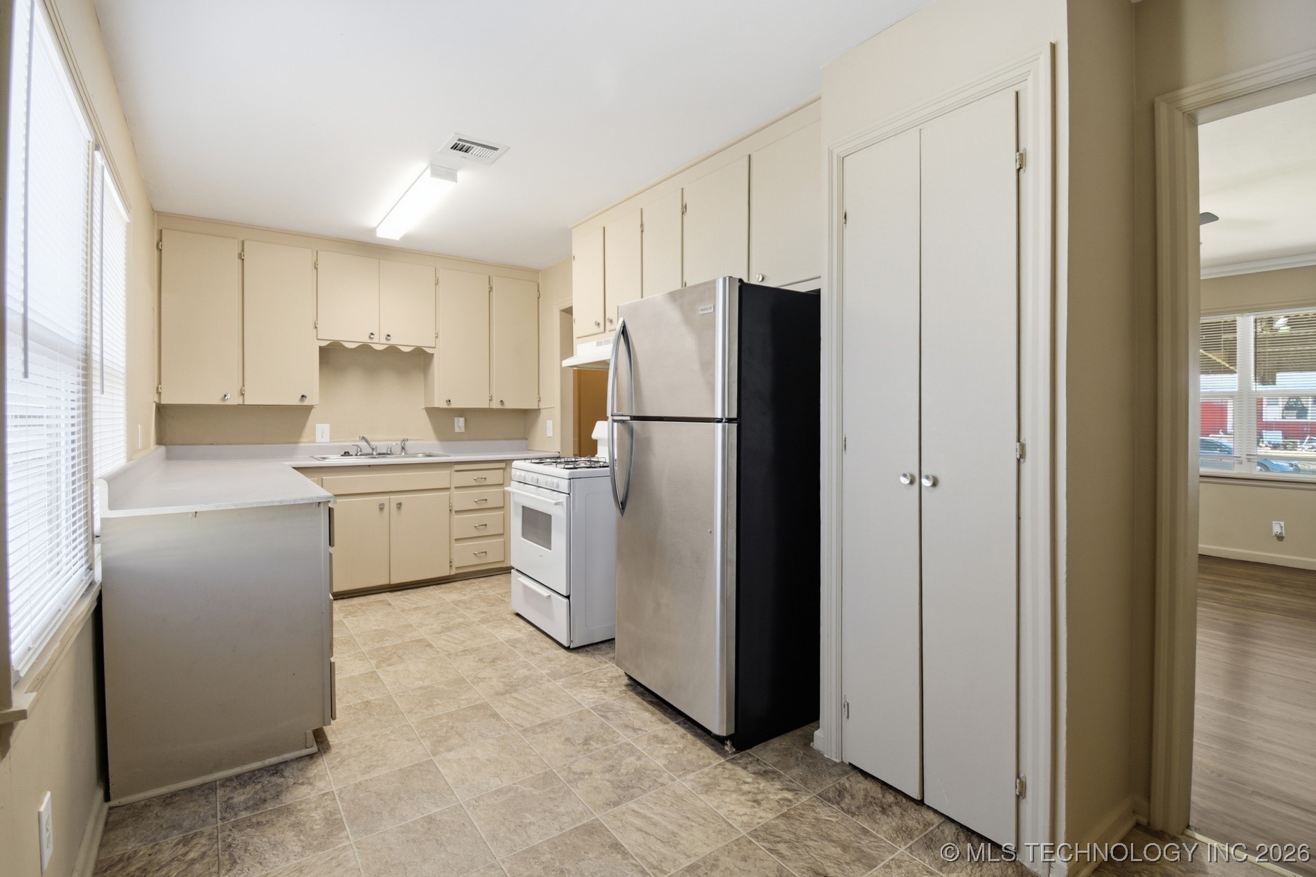 729 N 72nd East Avenue Property Photo 11