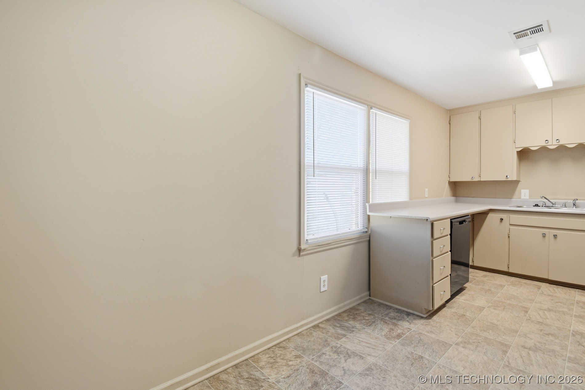 729 N 72nd East Avenue Property Photo 12