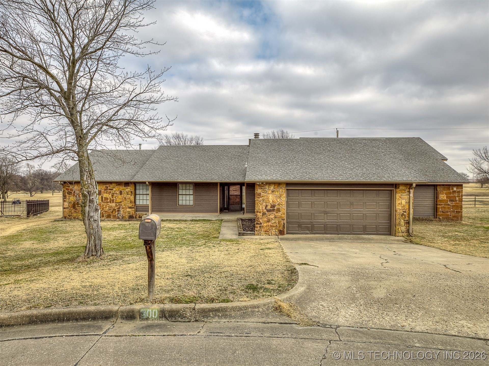 300 Ridgecrest Court Property Photo 1