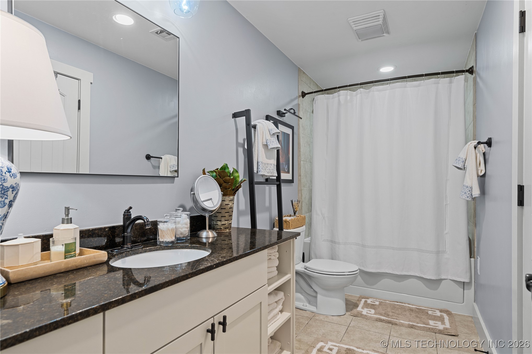 1407 S Saint Louis Avenue B Property Photo 7