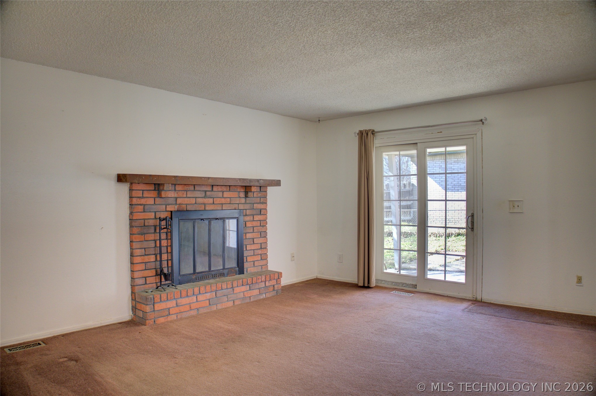 306 E 17th Street Property Photo 6