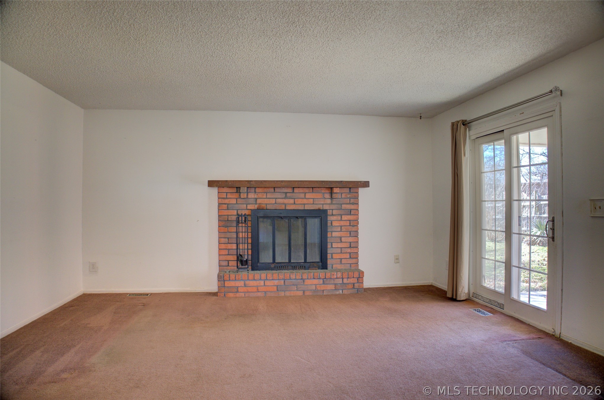 306 E 17th Street Property Photo 7