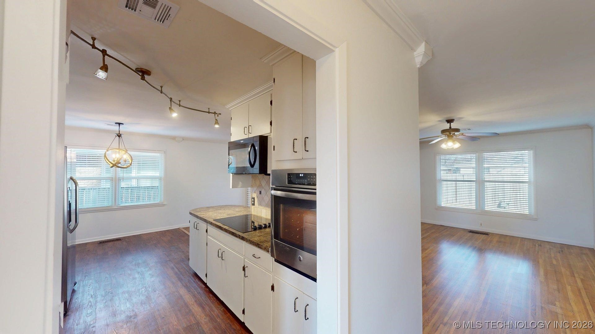 1521 E 60th Street Property Photo 3