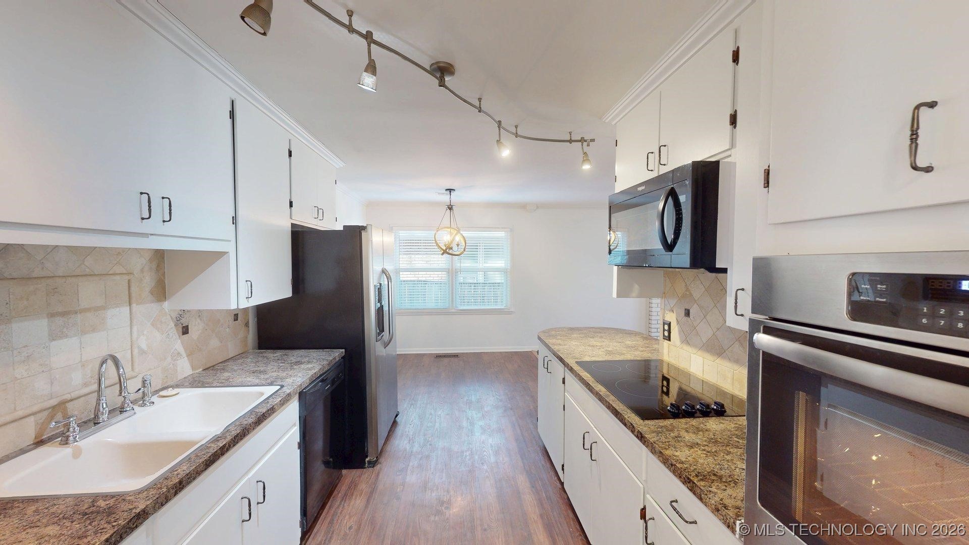 1521 E 60th Street Property Photo 4