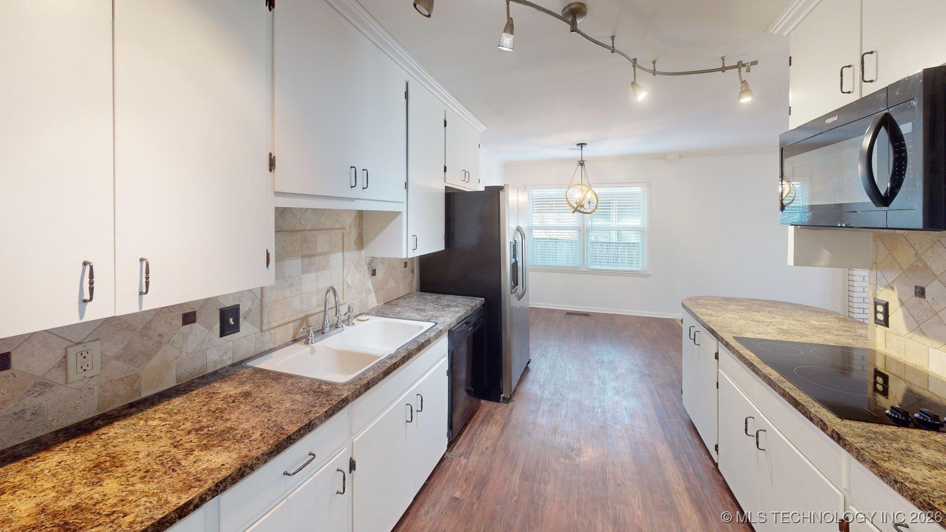 1521 E 60th Street Property Photo 5