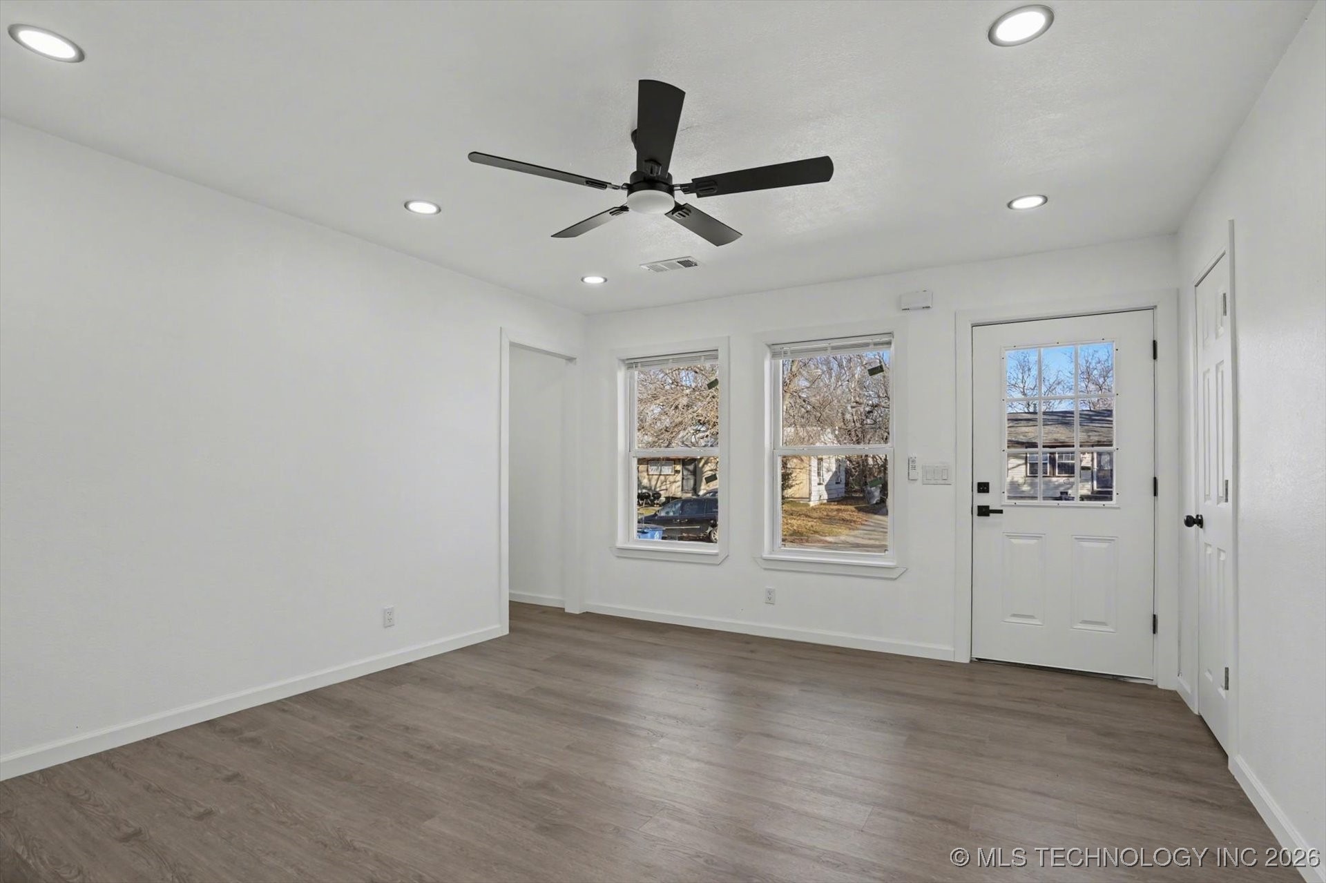 2452 N Pittsburg Avenue Property Photo 3