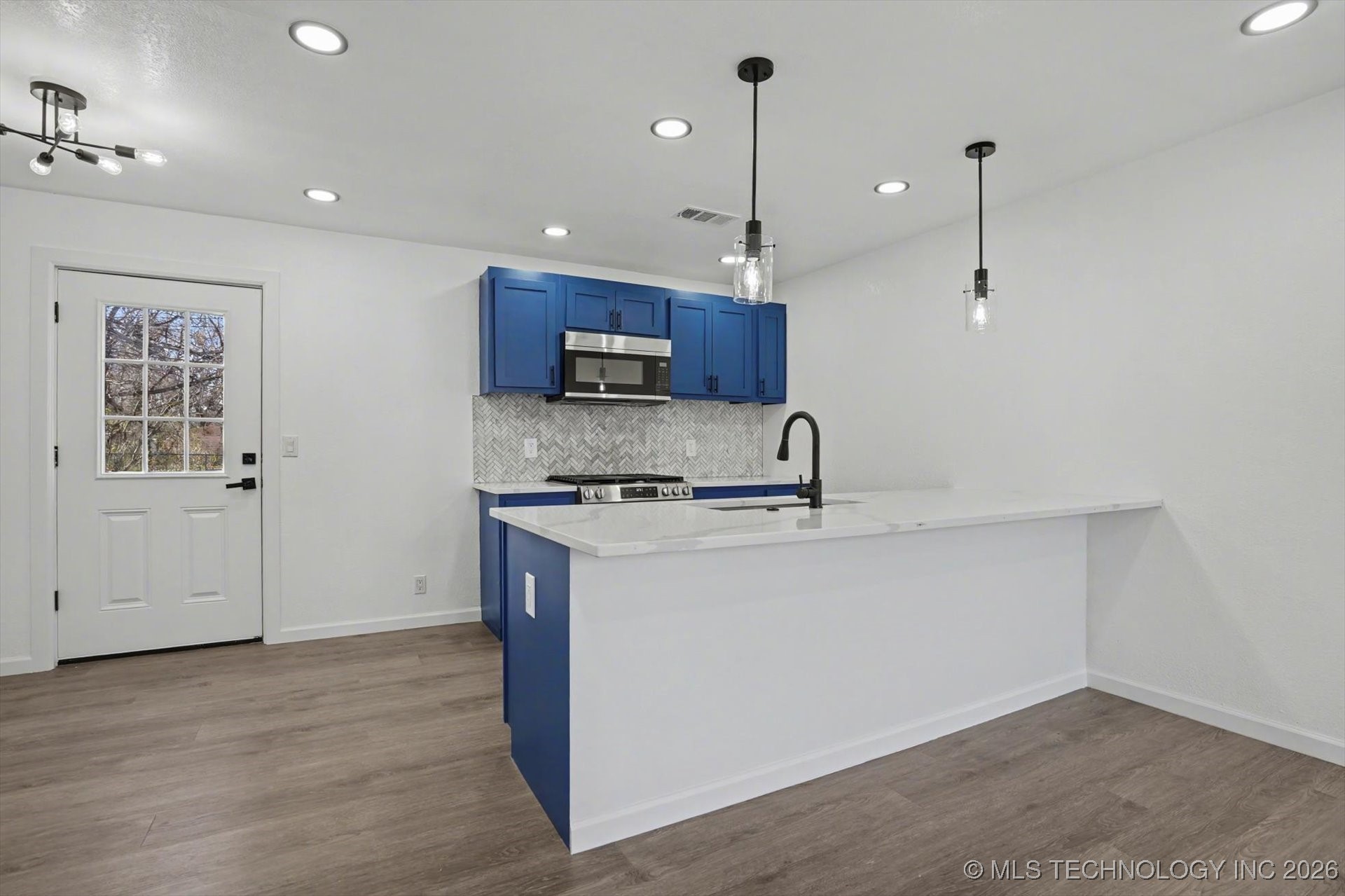 2452 N Pittsburg Avenue Property Photo 5