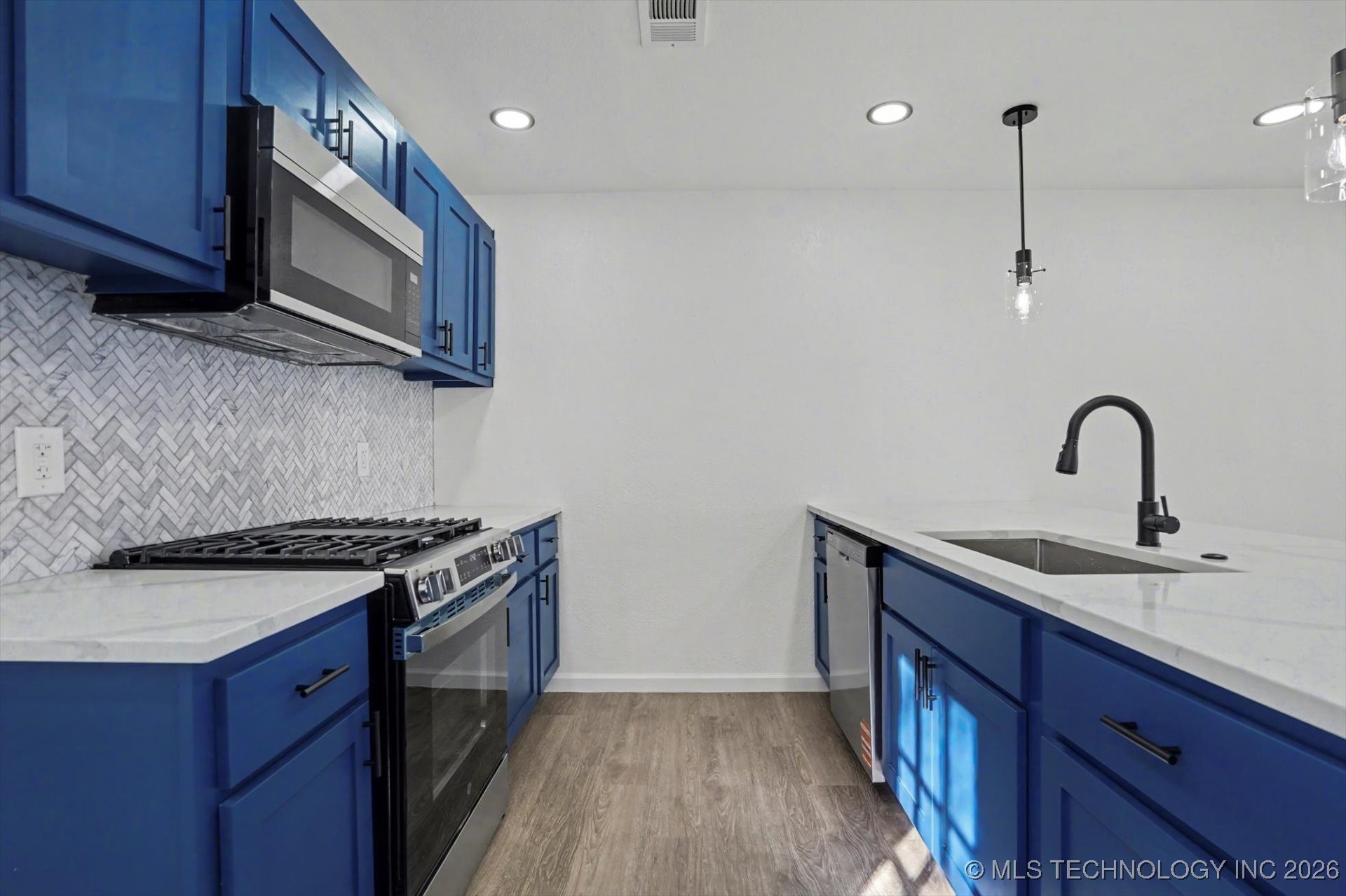 2452 N Pittsburg Avenue Property Photo 6