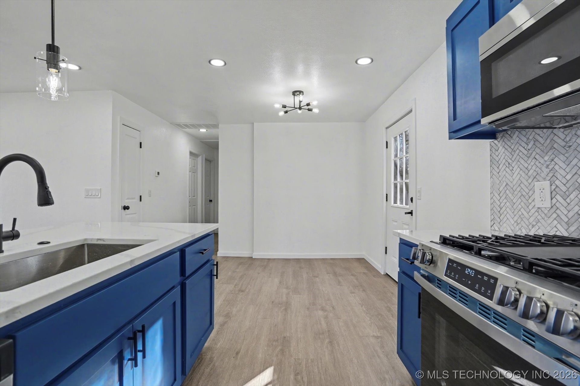 2452 N Pittsburg Avenue Property Photo 7