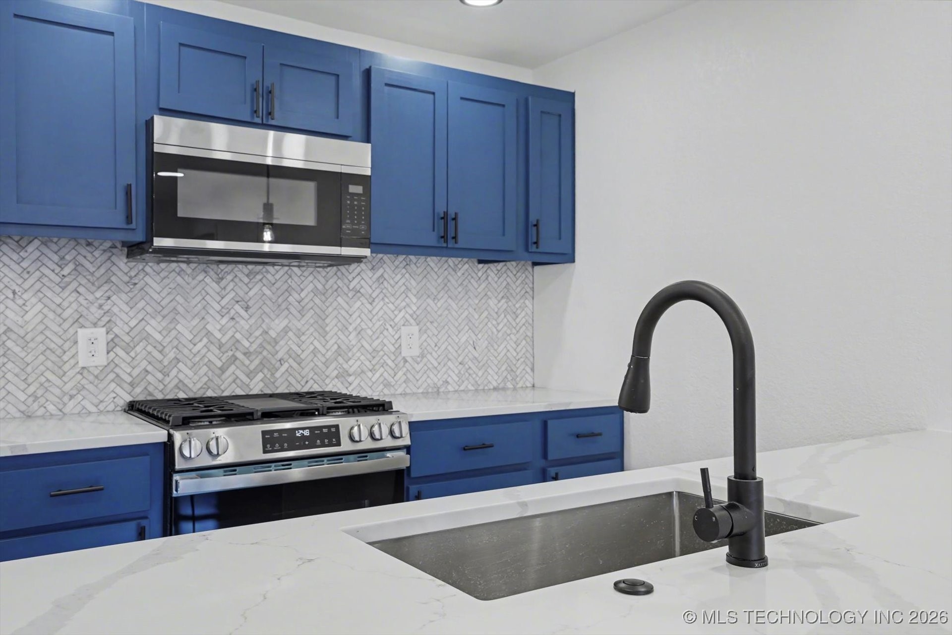 2452 N Pittsburg Avenue Property Photo 8