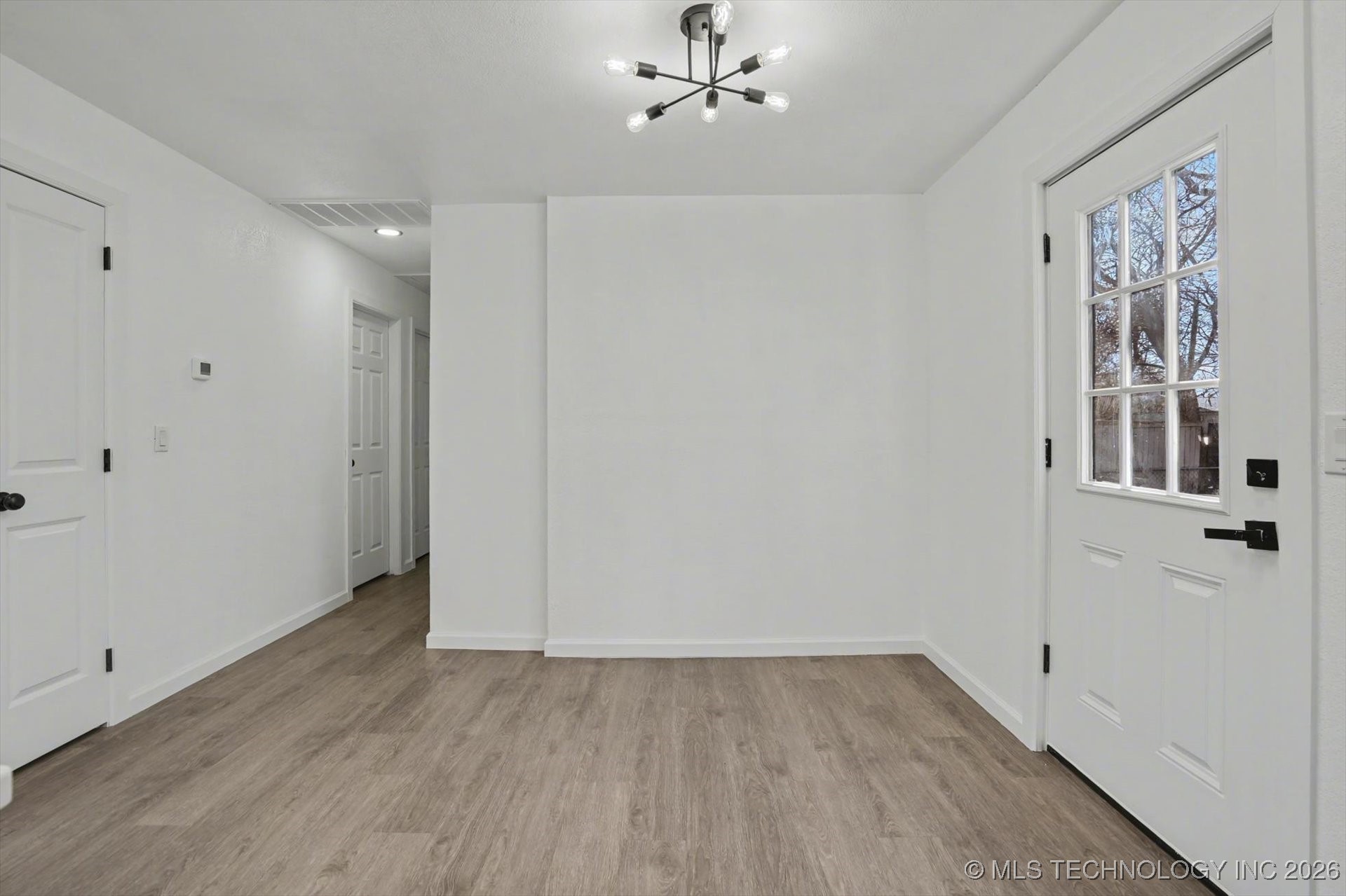 2452 N Pittsburg Avenue Property Photo 9