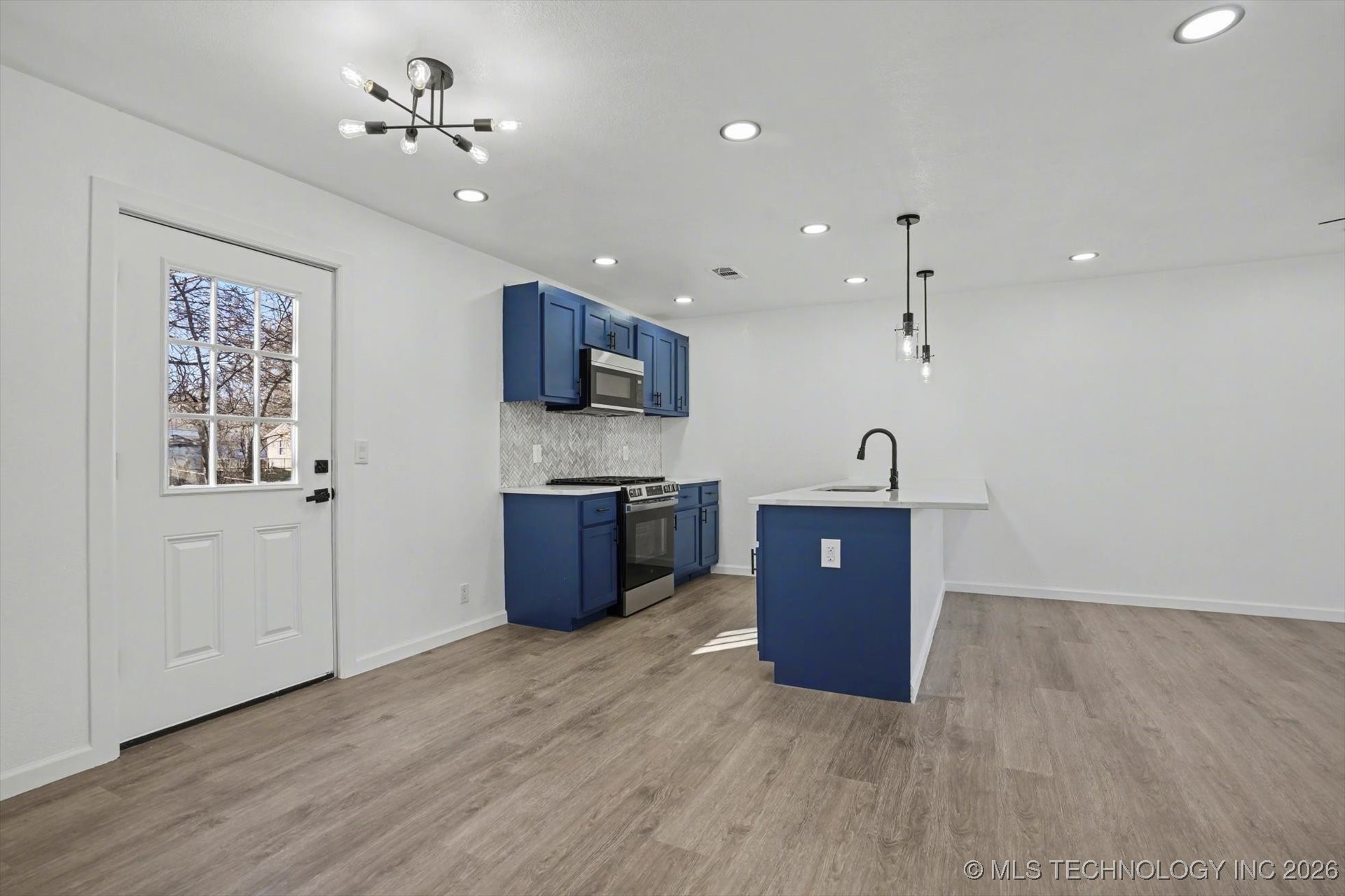 2452 N Pittsburg Avenue Property Photo 10