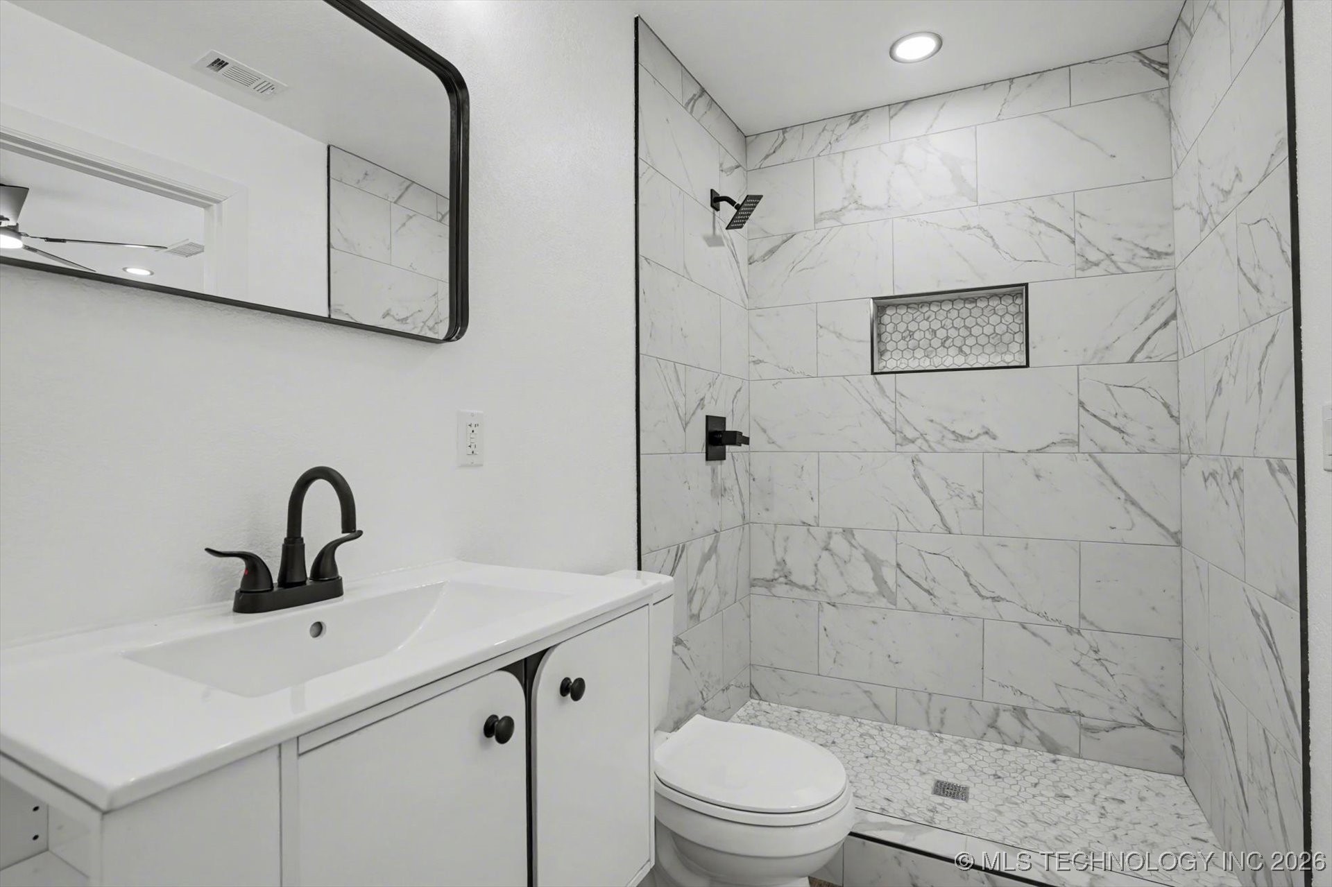 2452 N Pittsburg Avenue Property Photo 15