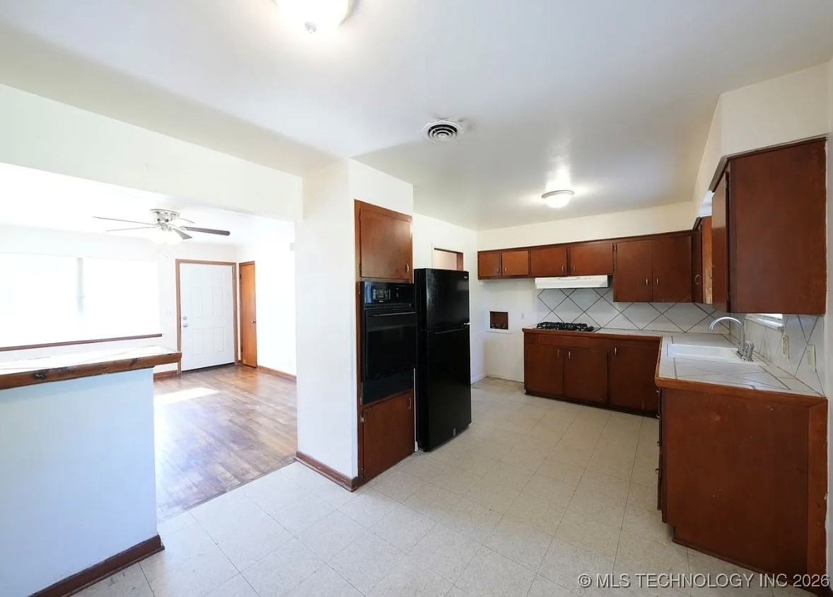 5462 N Johnstown Avenue E Property Photo 5