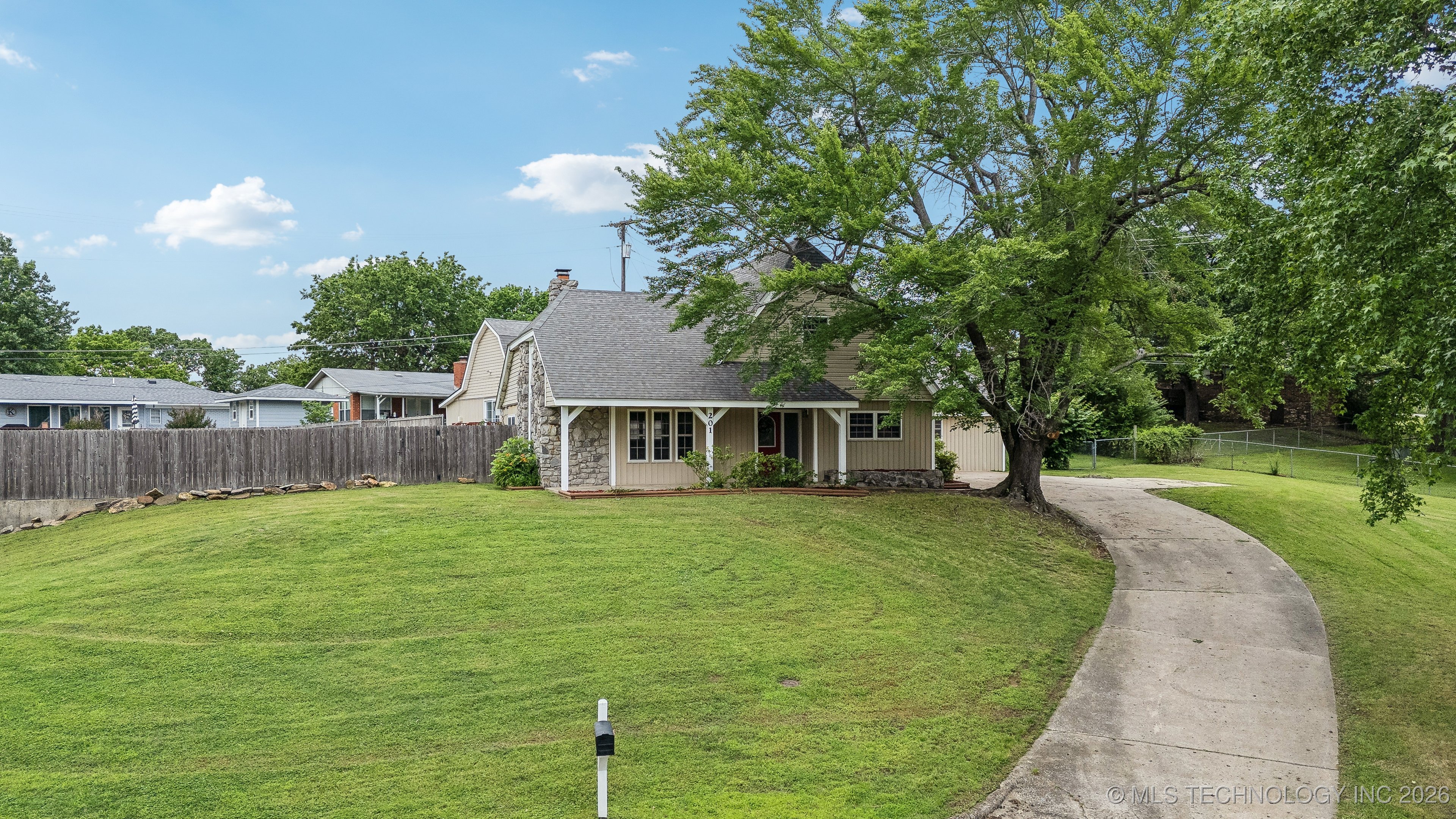 201 Sandy Circle Property Photo 1