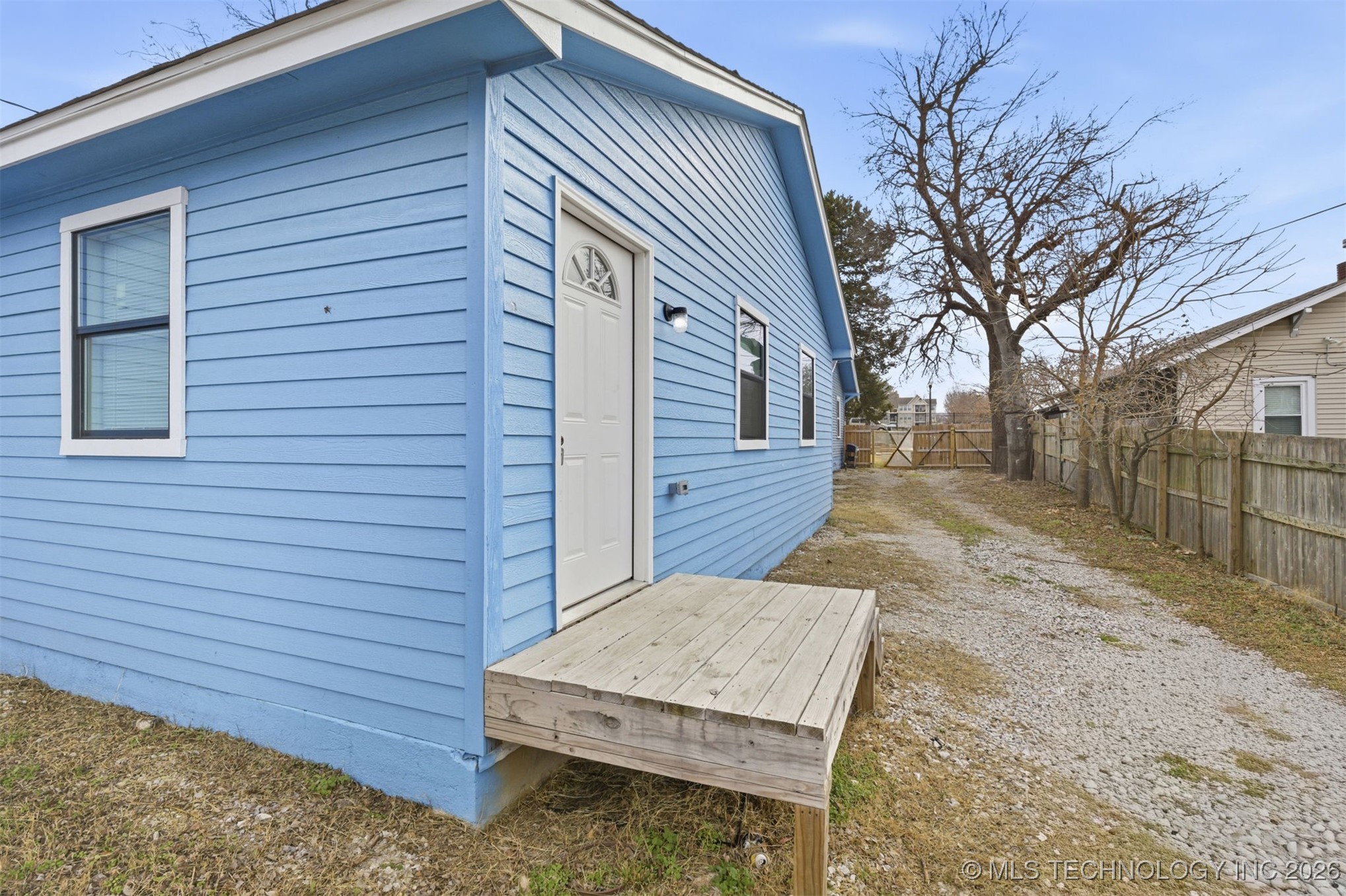 2807 E 3rd Street Property Photo 8