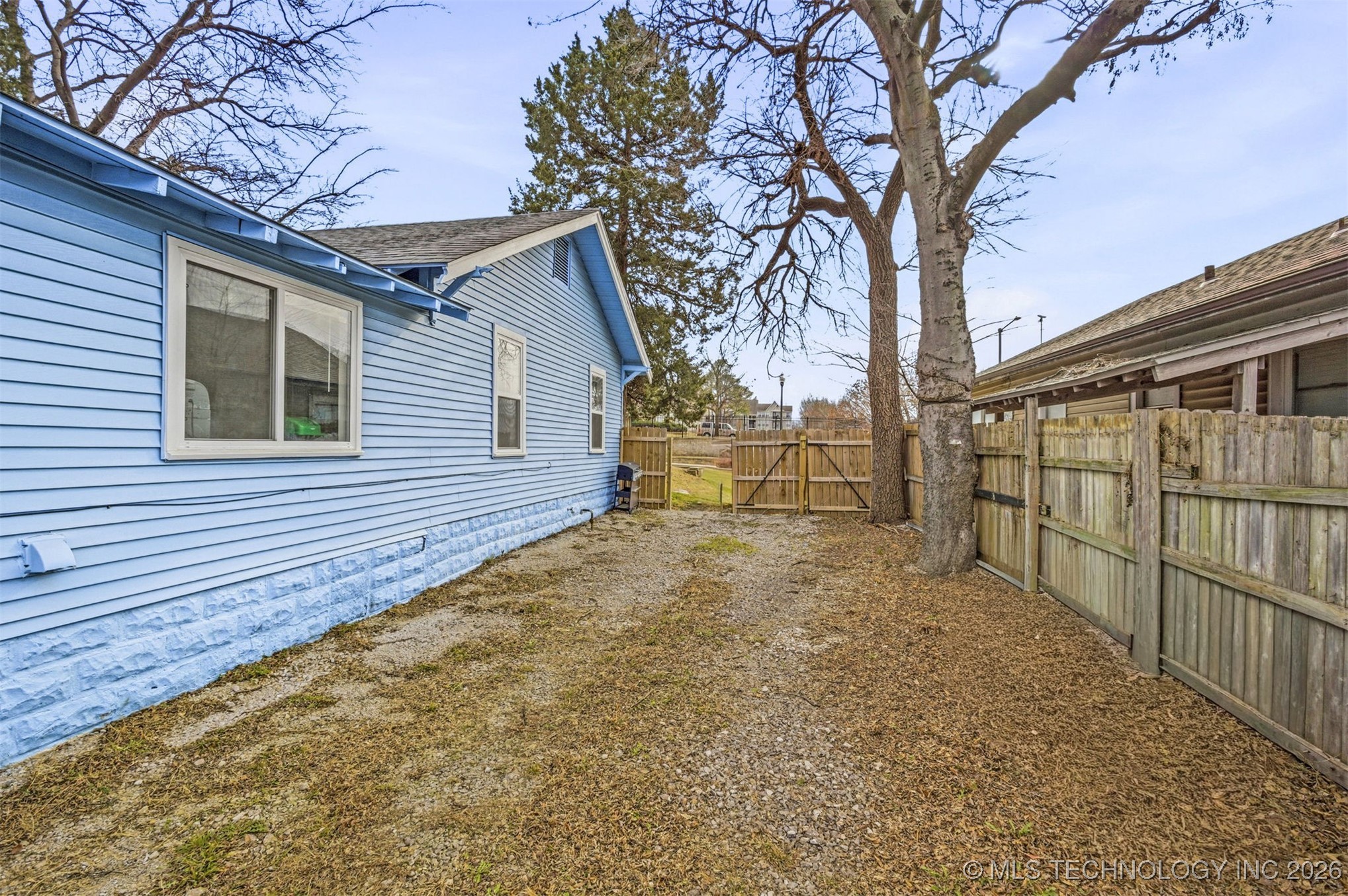 2807 E 3rd Street Property Photo 9