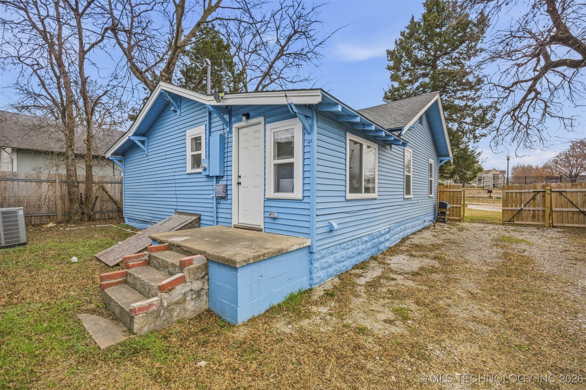 2807 E 3rd Street Property Photo 10