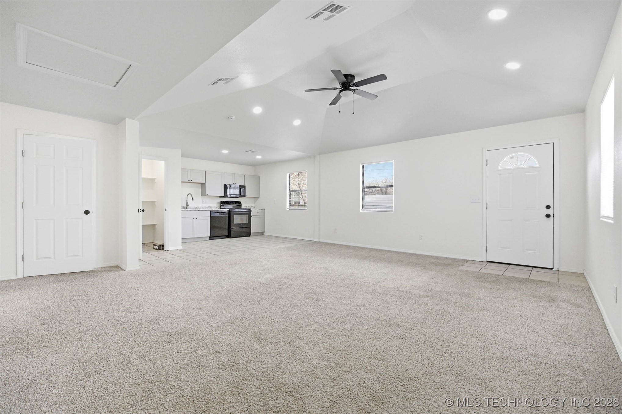 2807 E 3rd Street Property Photo 15