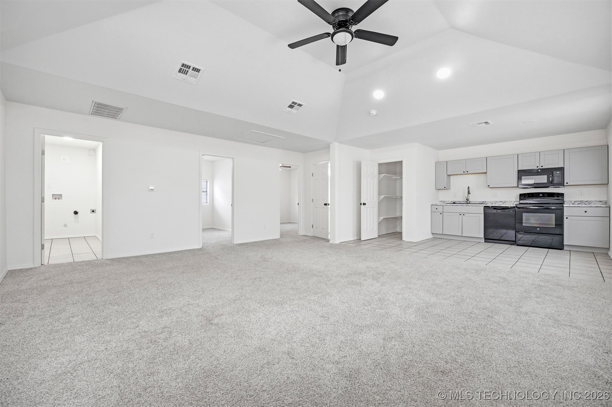 2807 E 3rd Street Property Photo 16