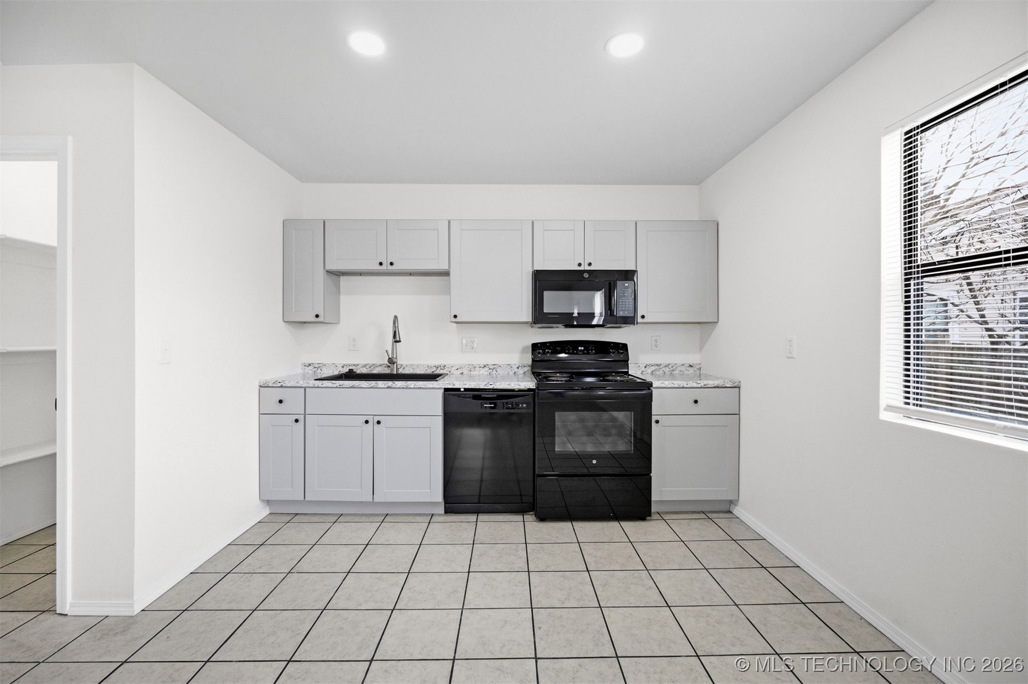 2807 E 3rd Street Property Photo 17