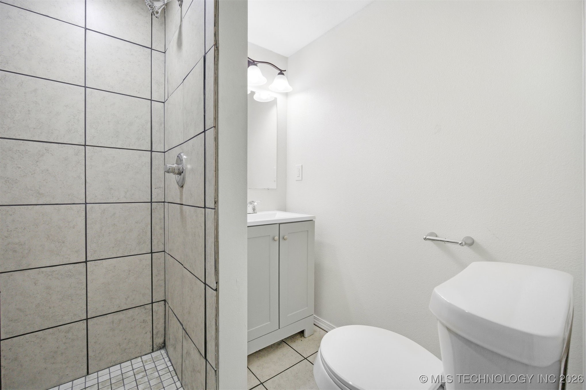 2807 E 3rd Street Property Photo 27