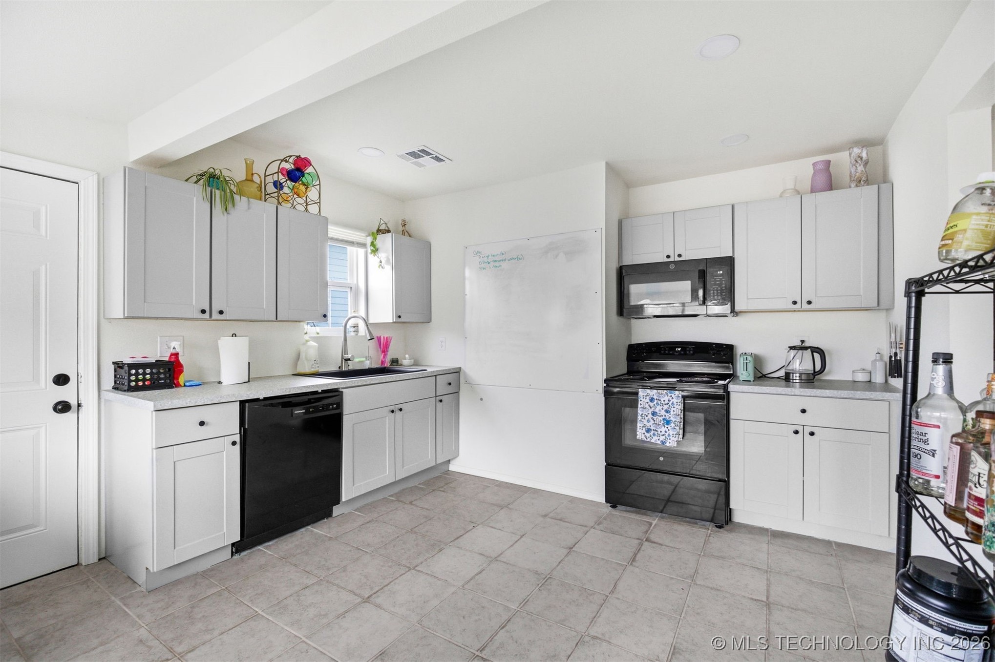 2807 E 3rd Street Property Photo 43