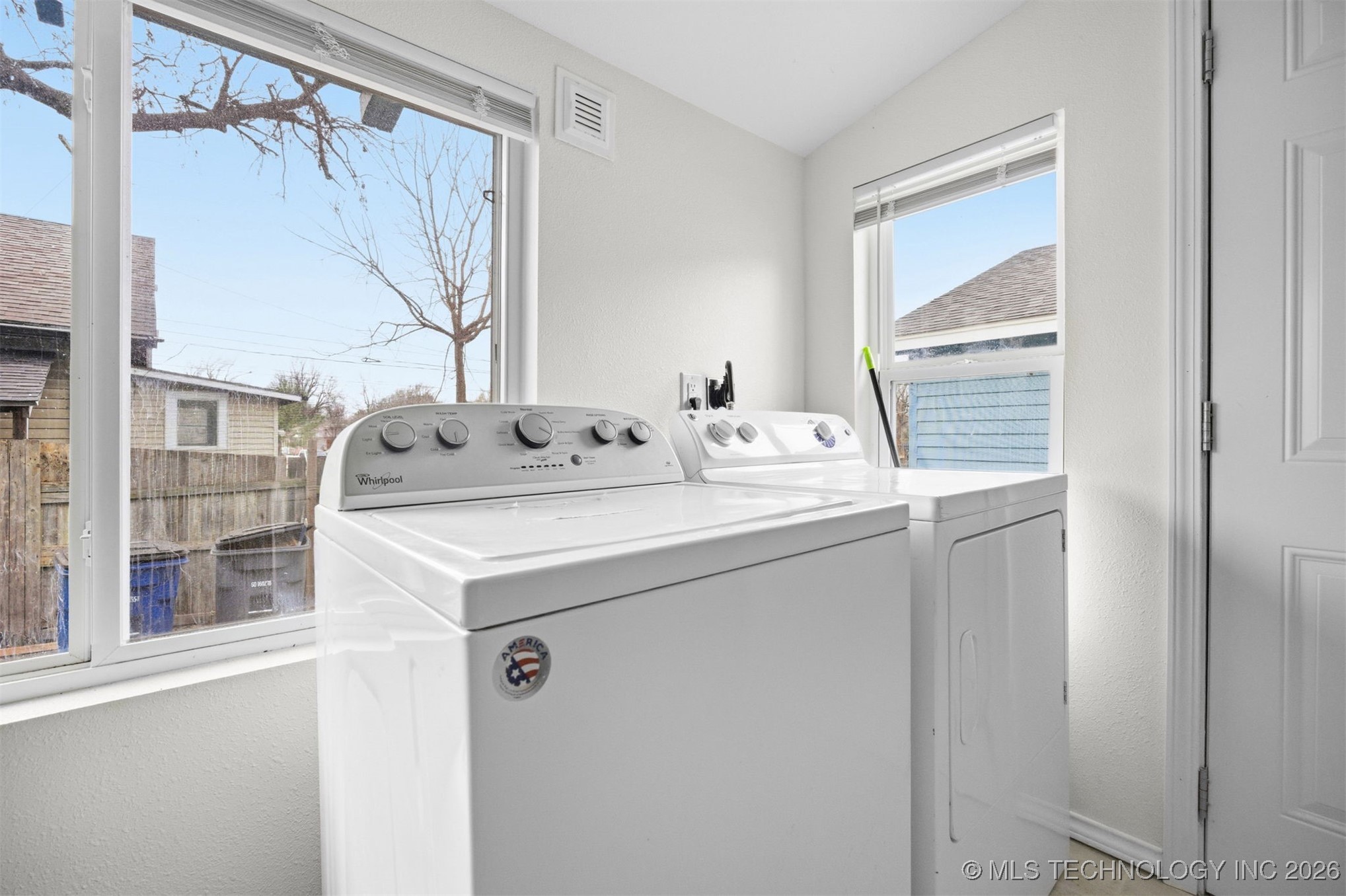 2807 E 3rd Street Property Photo 44