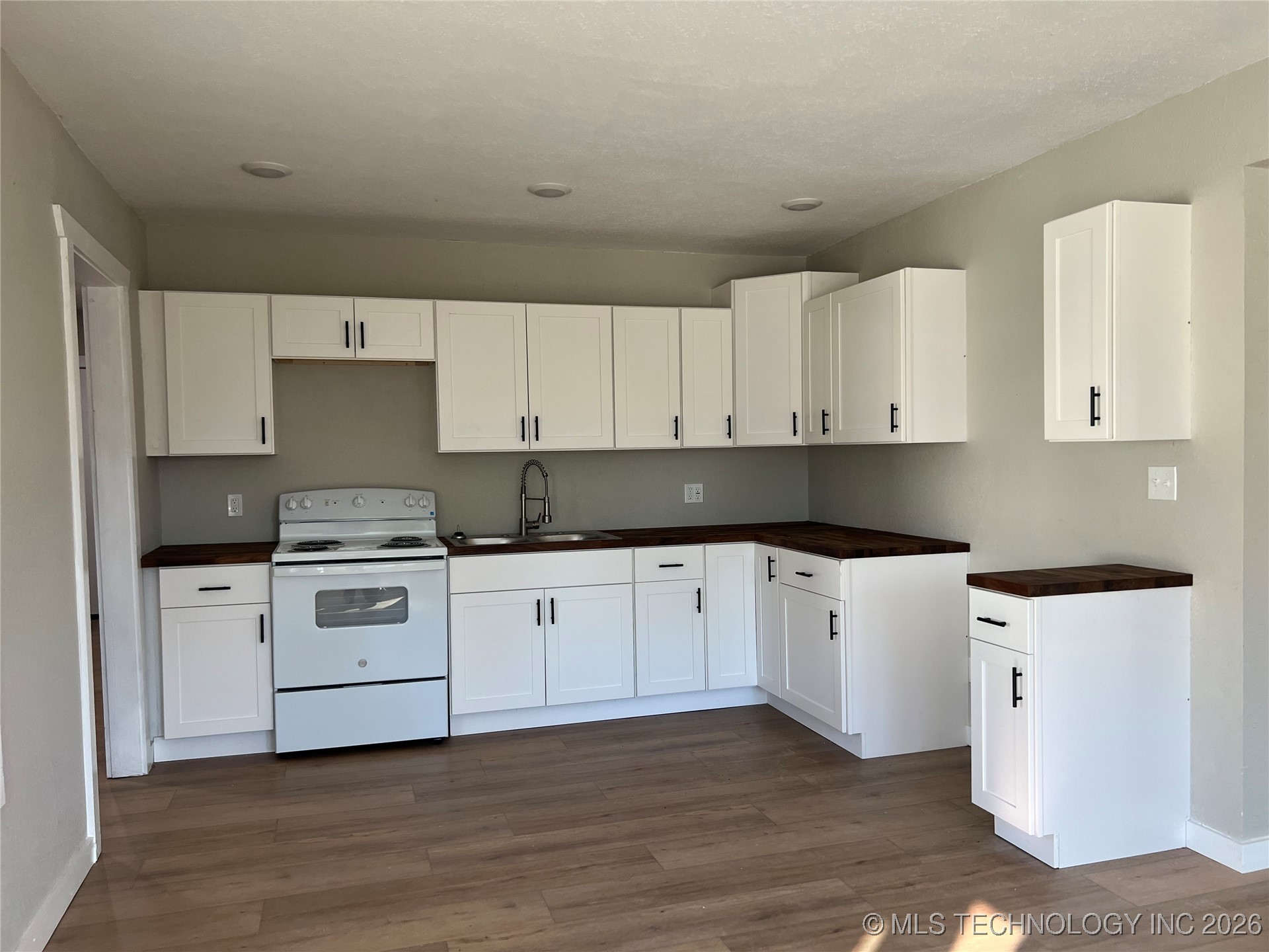 324 Sw F Property Photo 5