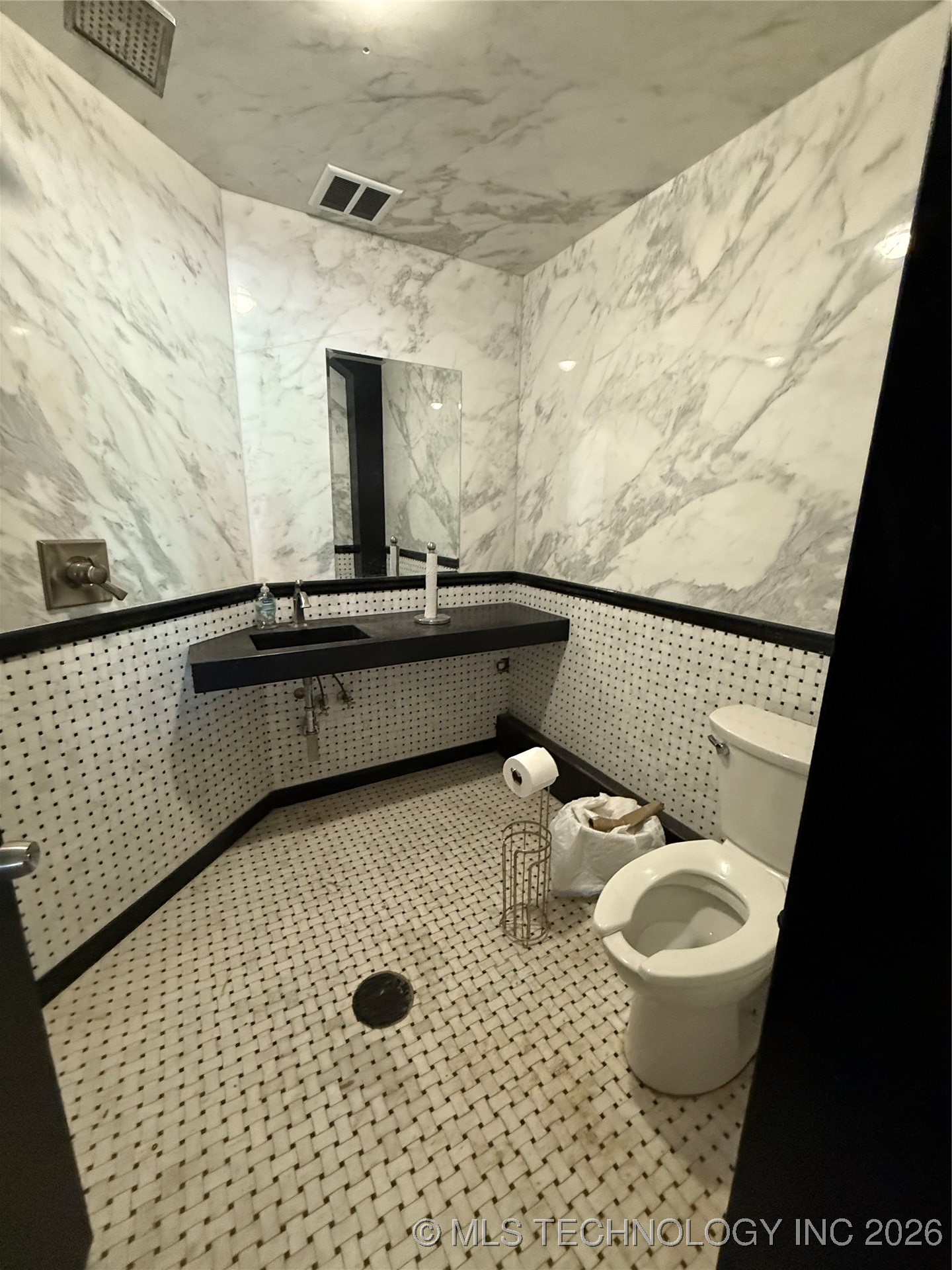 2626 E 15th Street Property Photo 3