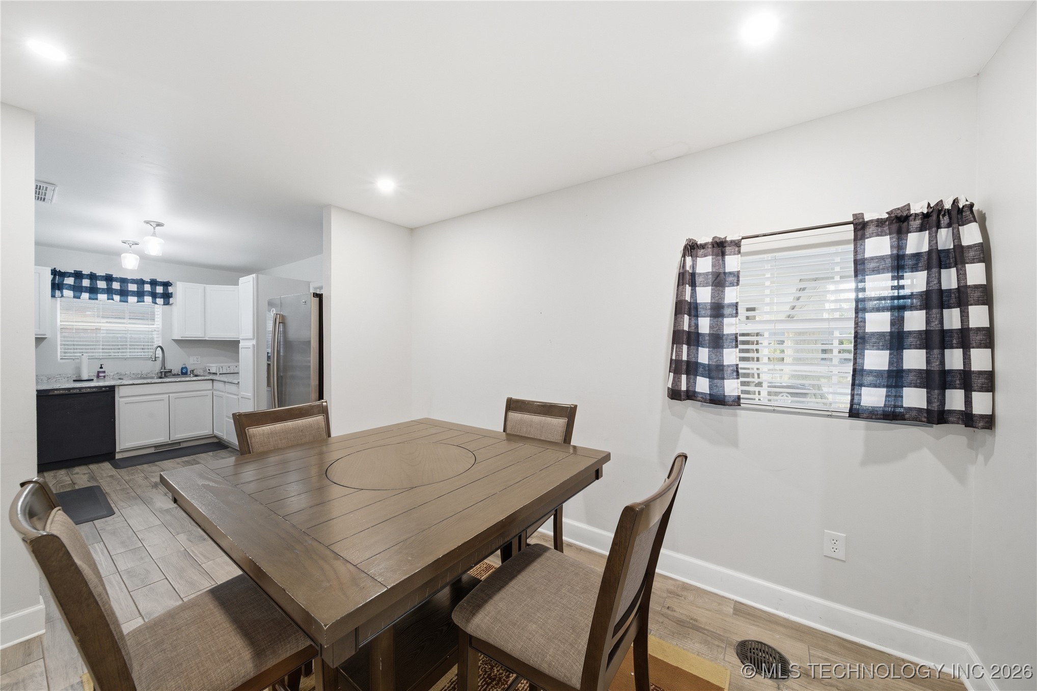 2909 E 76th Place Property Photo 9