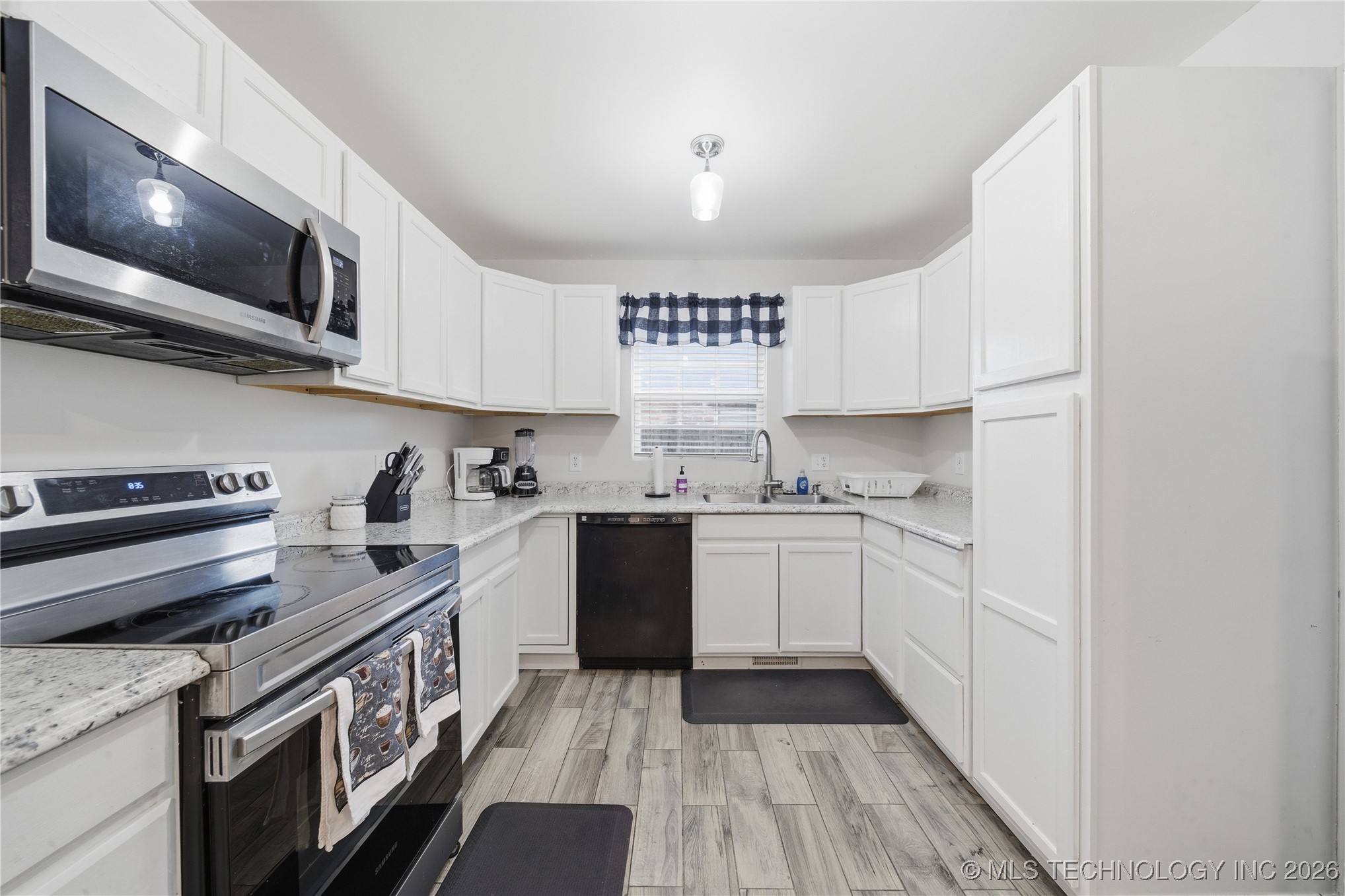 2909 E 76th Place Property Photo 10