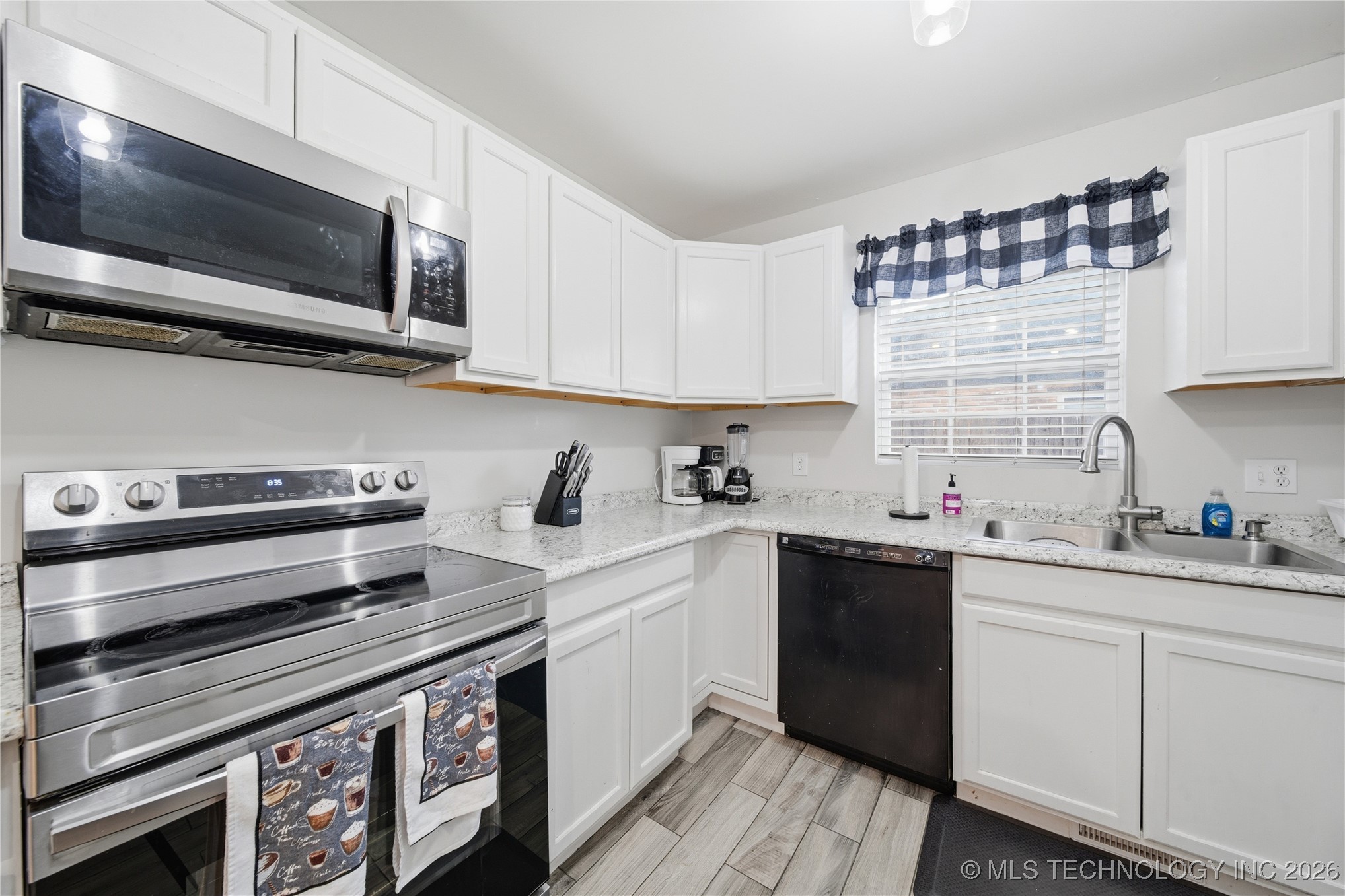 2909 E 76th Place Property Photo 11