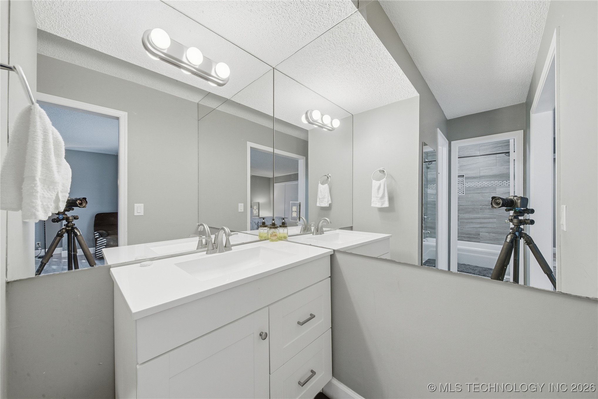 2909 E 76th Place Property Photo 17