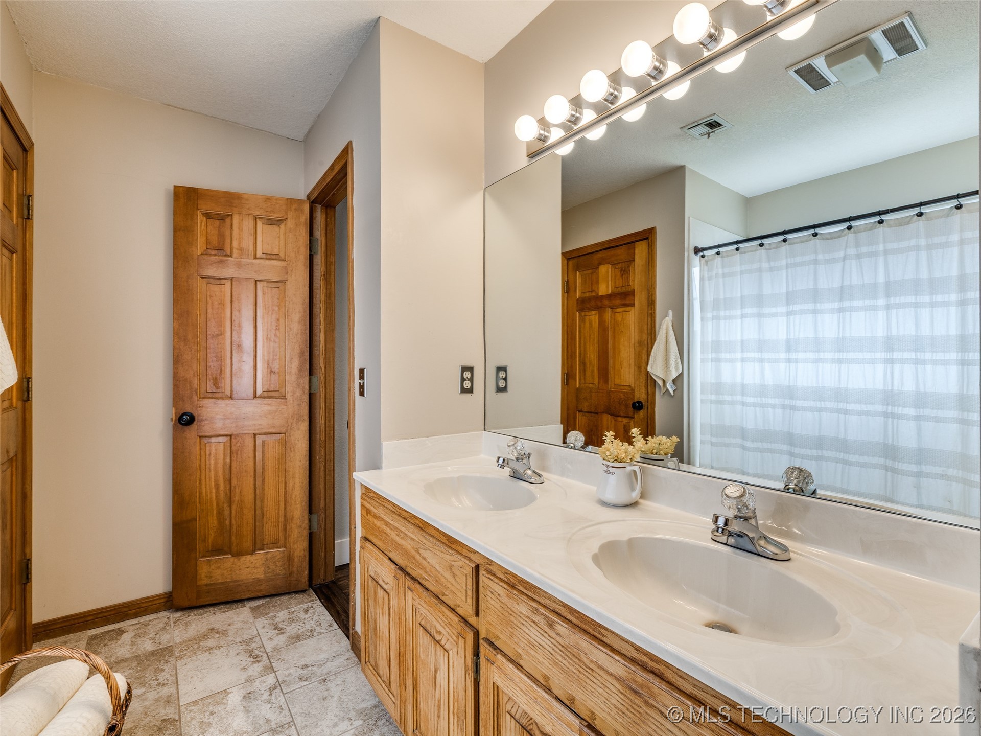 9040 S 39th West Avenue Property Photo 35