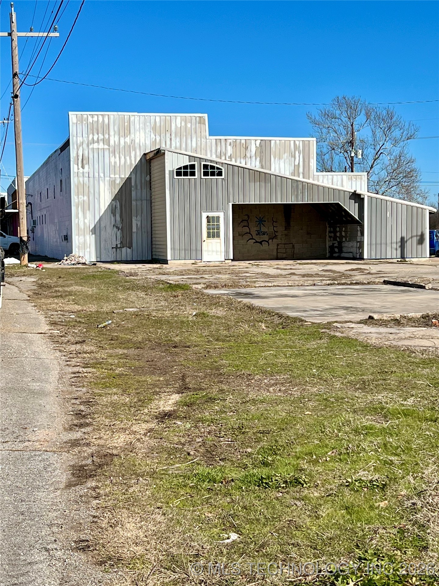 401 E 1st Street Property Photo 6