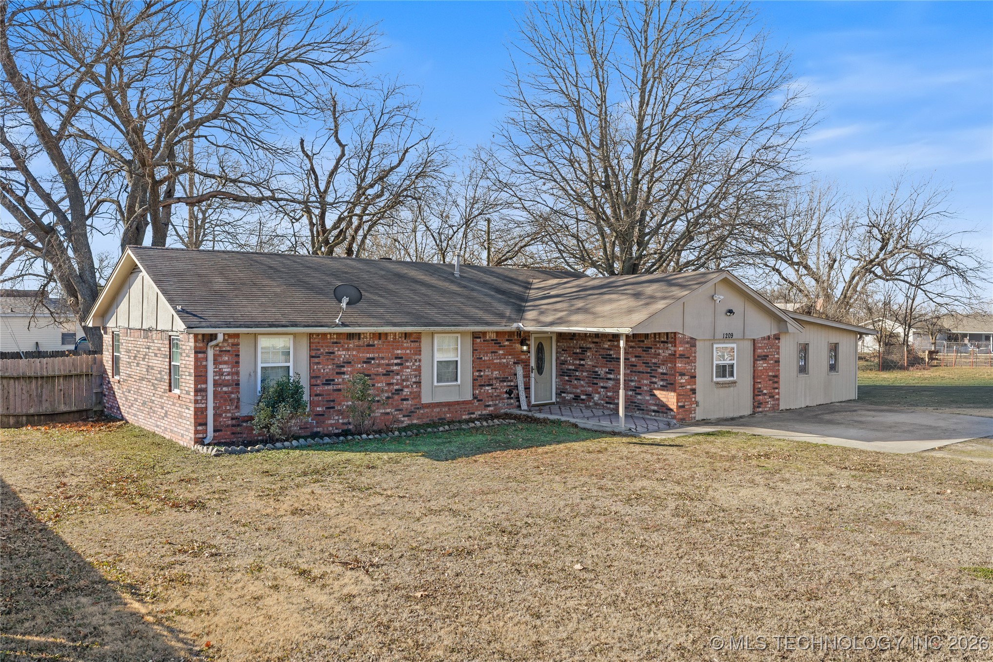 1209 W Chickasha Property Photo 1