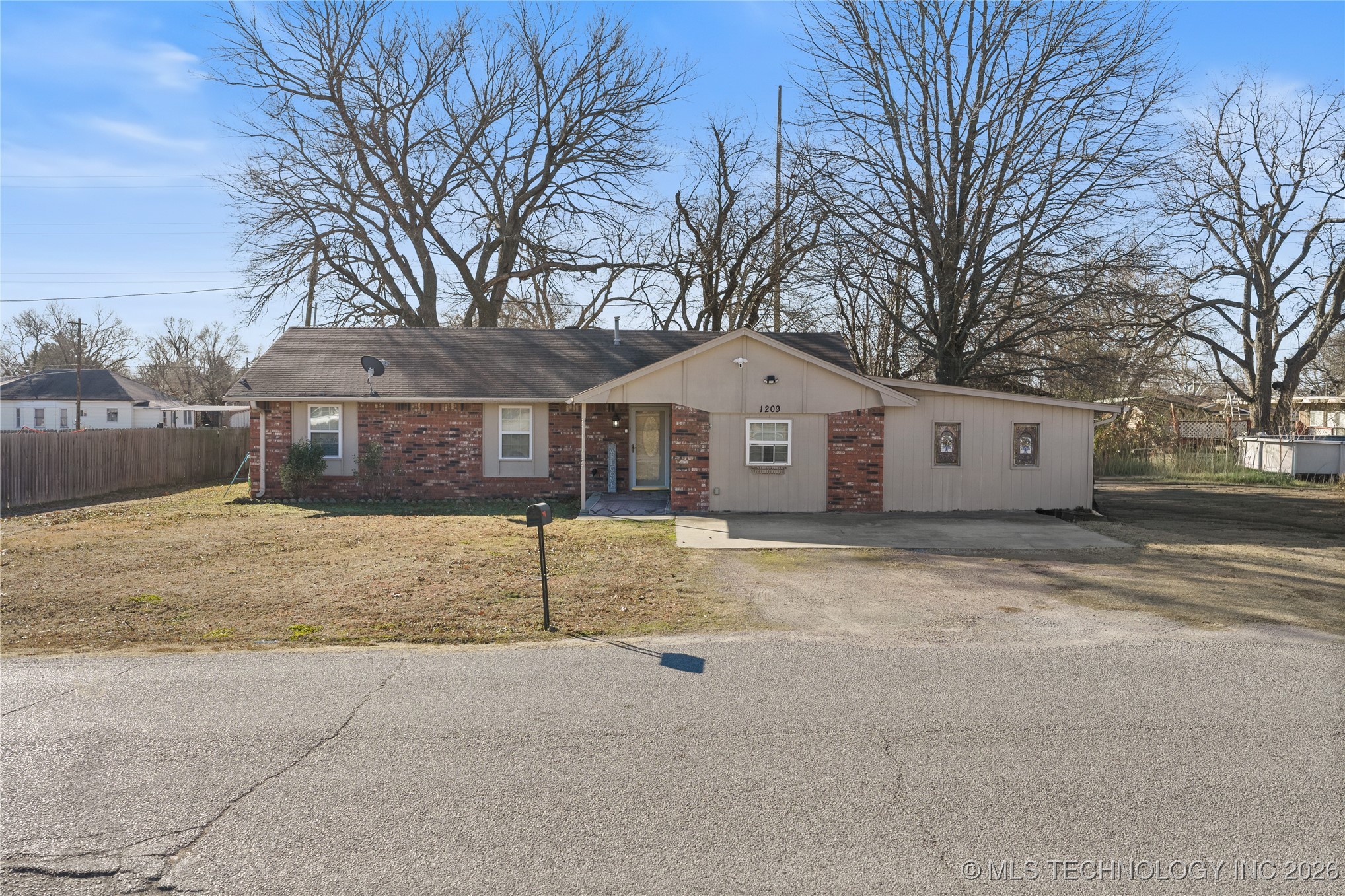 1209 W Chickasha Property Photo 4